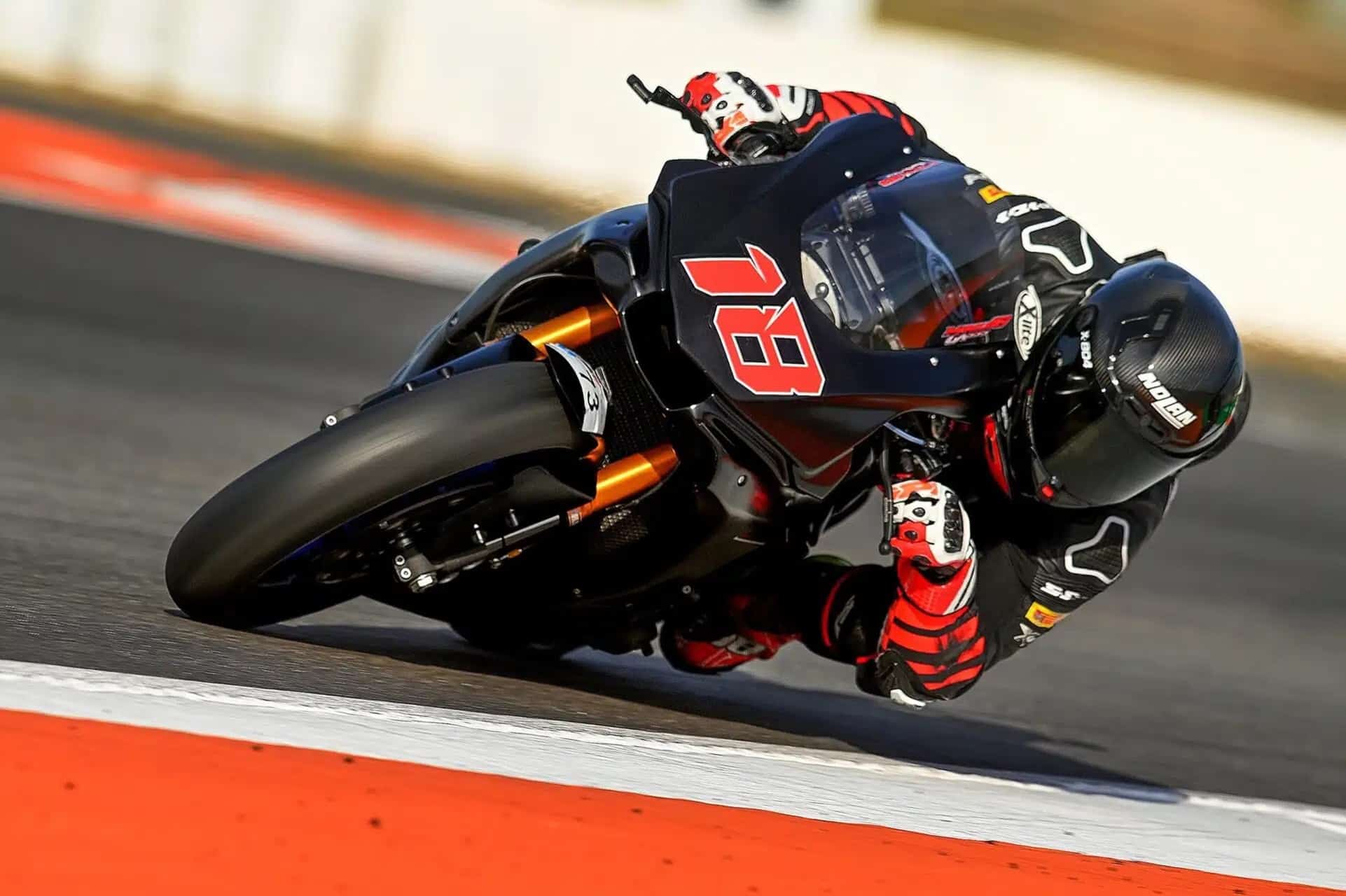 Nolan viste su Colección 2025 de "blanco Navidad"