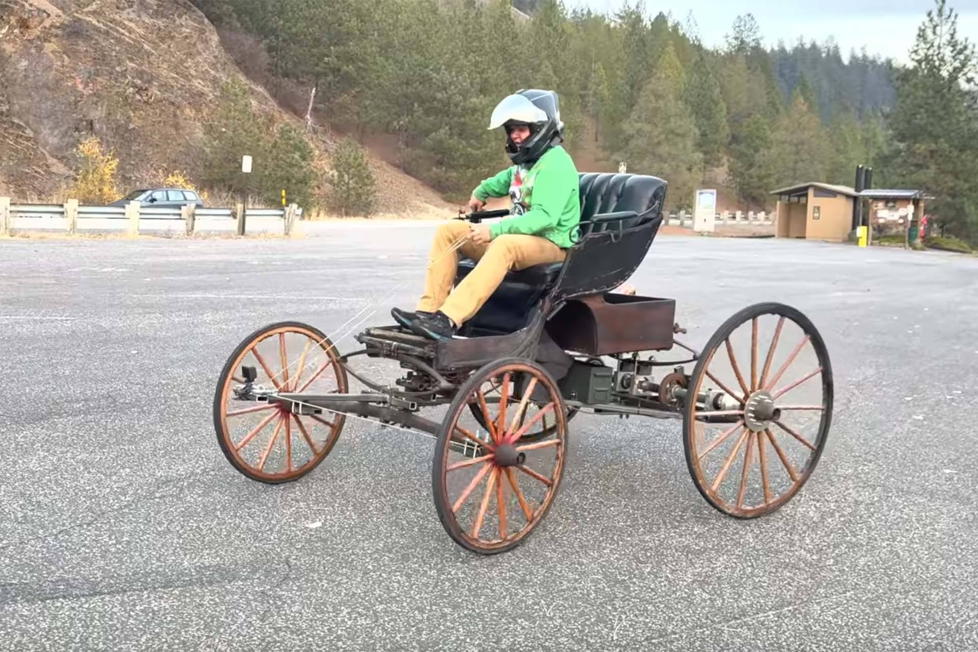 Ponerle el moto de una KTM 450 SX a un carro Amish: la última locura de Matt Spears