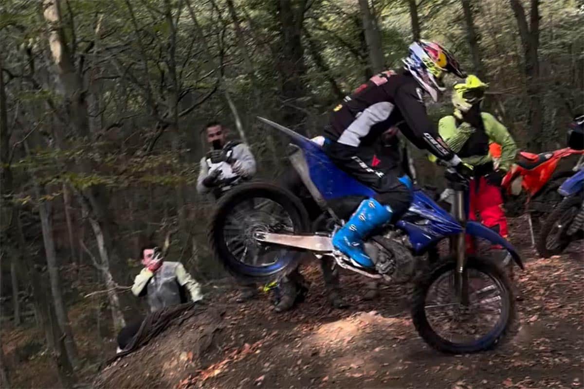 A Toprak no le importa si es con una SBK, una trail, una eléctrica o una moto de enduro. Va a tope con todo