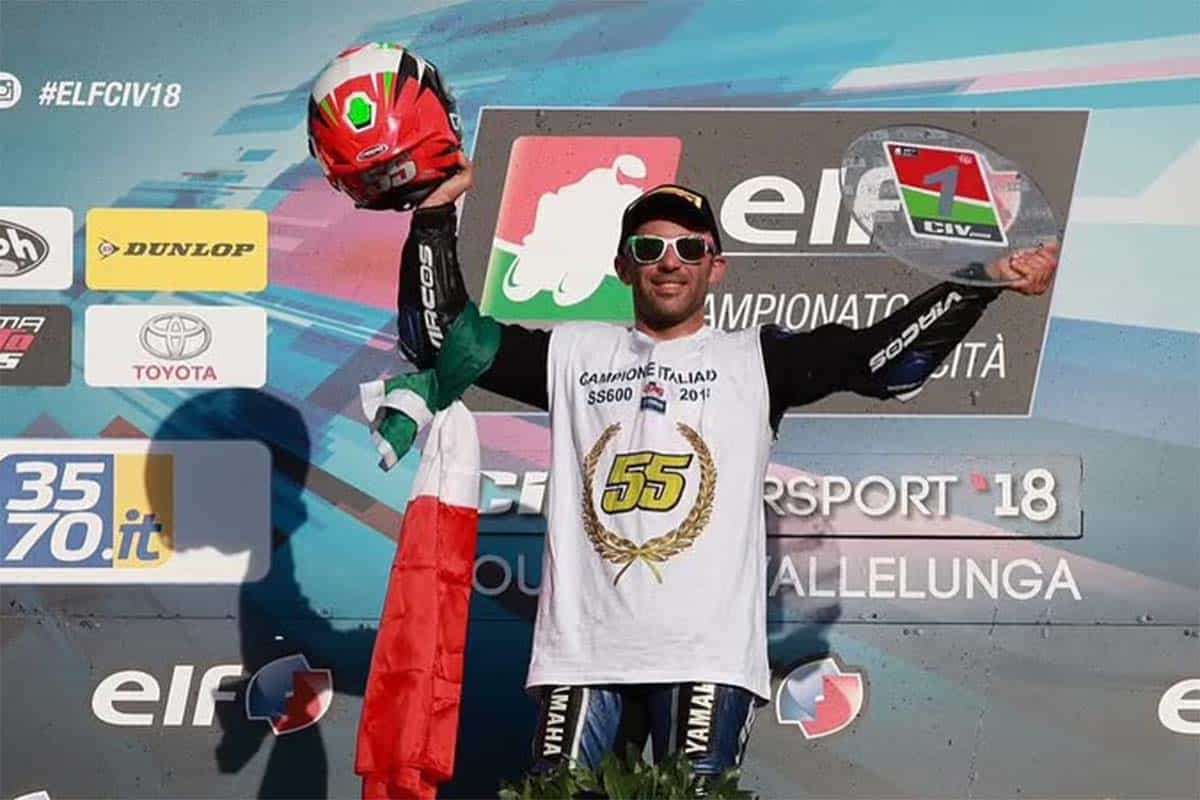 El casi incombustible rey del Supersport Massimo Roccoli cuelga el mono