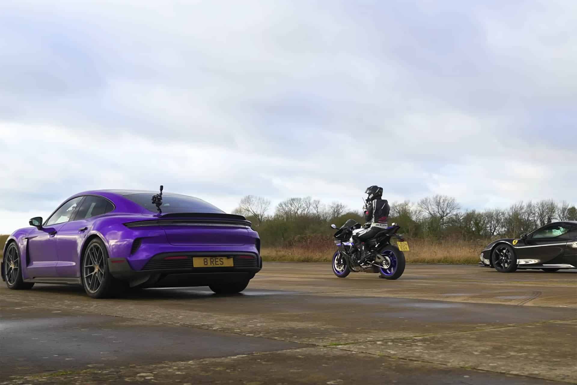 ¿Puede una Yamaha R1M con un Porsche Taycan y un Ferrari SF90? ¡Dale al play y averígualo!