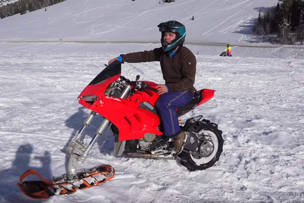 Moto y nieve no son buena combinación… a no ser que pasen por la mano de Matt Spears