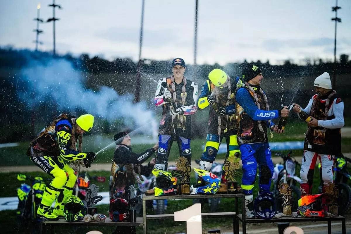 Moreira y Chareyre le roban la cartera a Valentino Rossi en los 100 Km dei Campioni