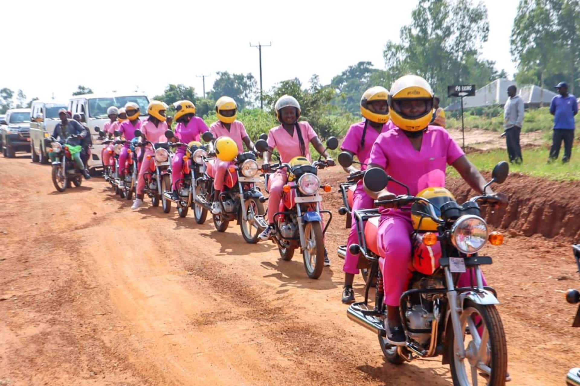 El feminismo se instaura en Kenia con Boda Girls, el programa de ayuda a las "mototaxistas de rosa"