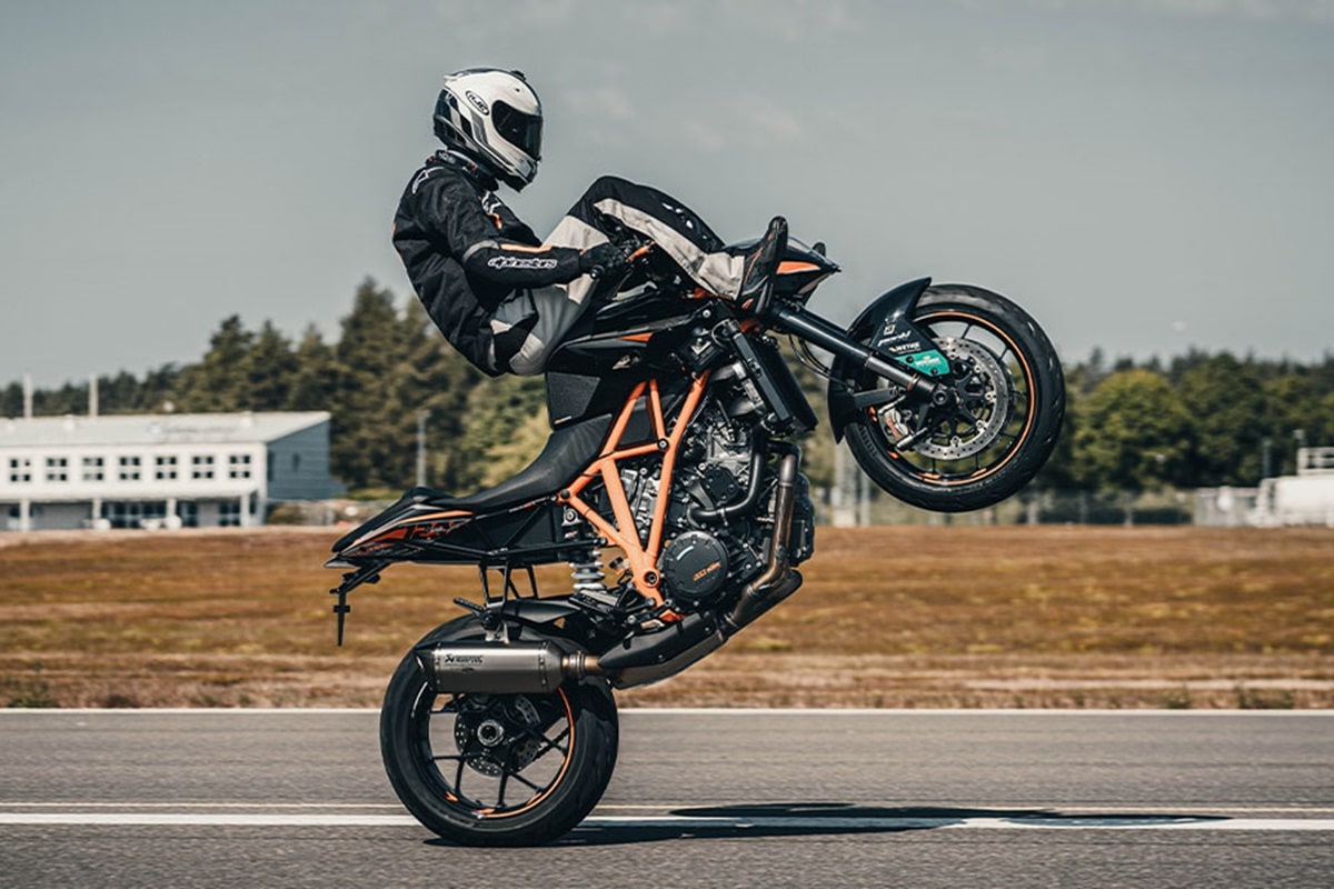 Magnus Carlsson establece el nuevo récord mundial de caballito en moto sobre el manillar de su moto