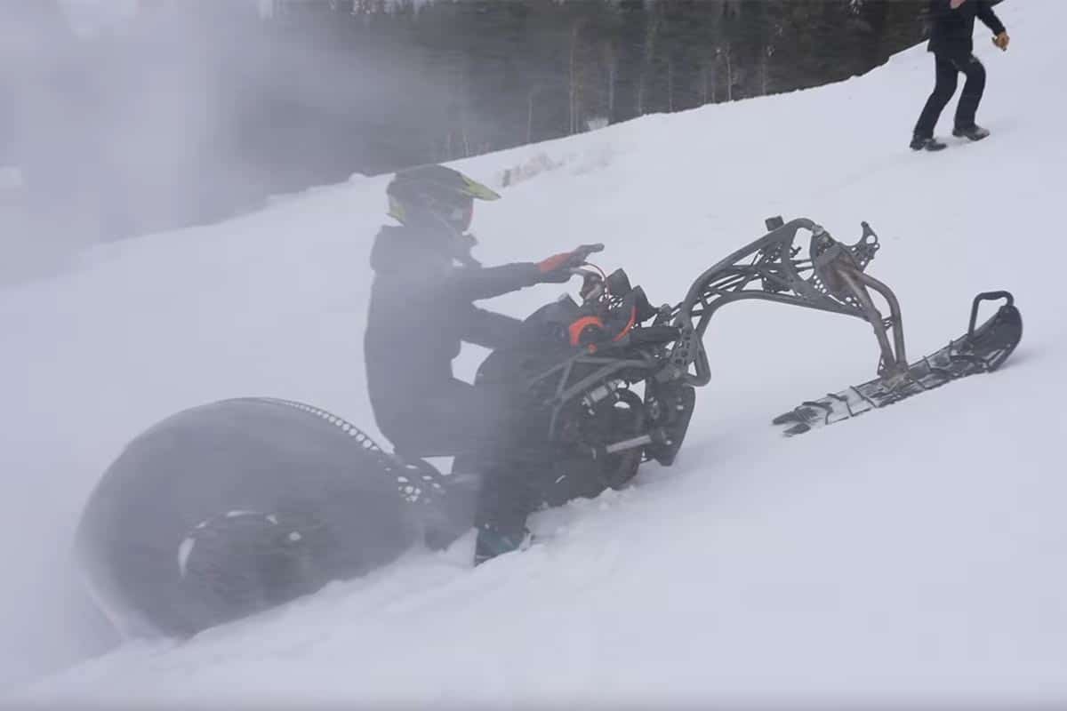 La moto monstruosa ahora es una moto de nieve ¡pero sigue dando mucho miedo!