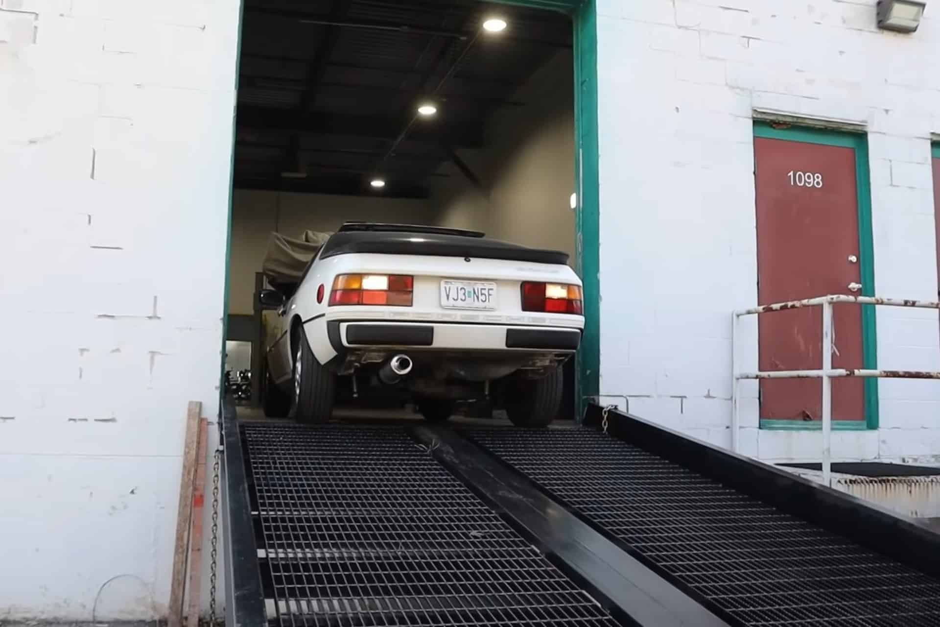 Porsche 924s con escape de moto