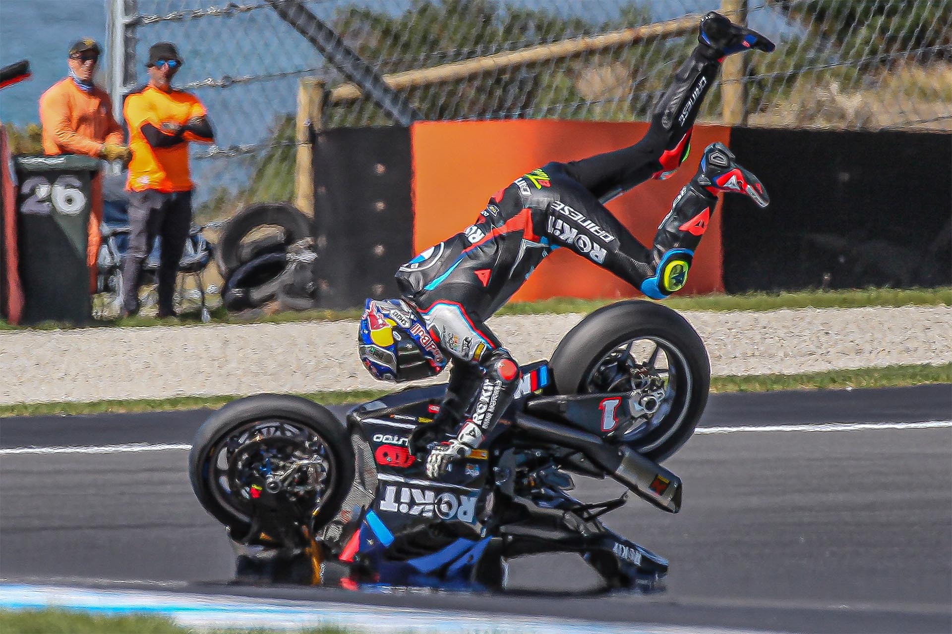 Las fuertes caídas de Razgatlioglu y Rea marcan el primer día de test en Australia