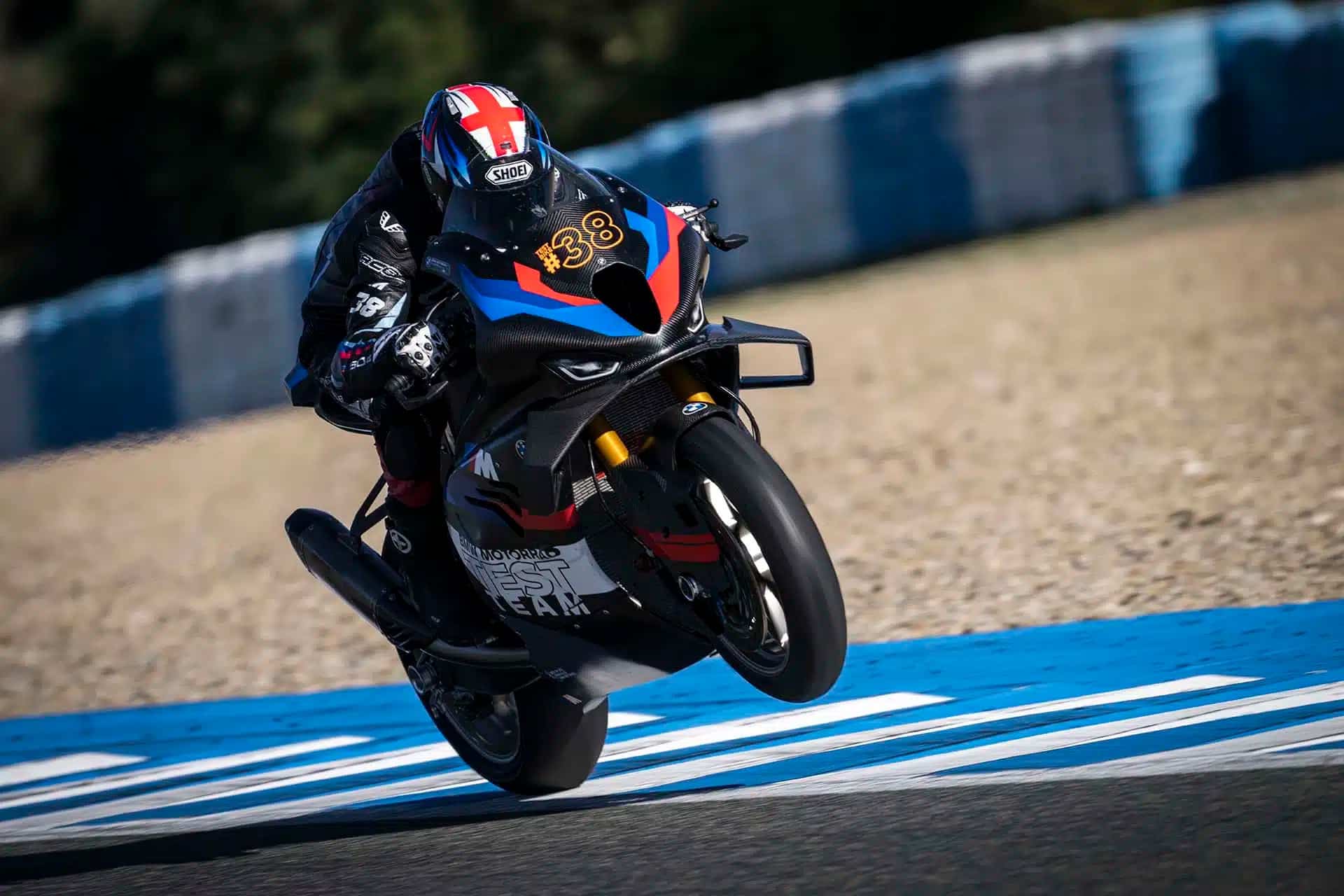 宝马专利的可变排气系统，可改善曲线摩托车的行为