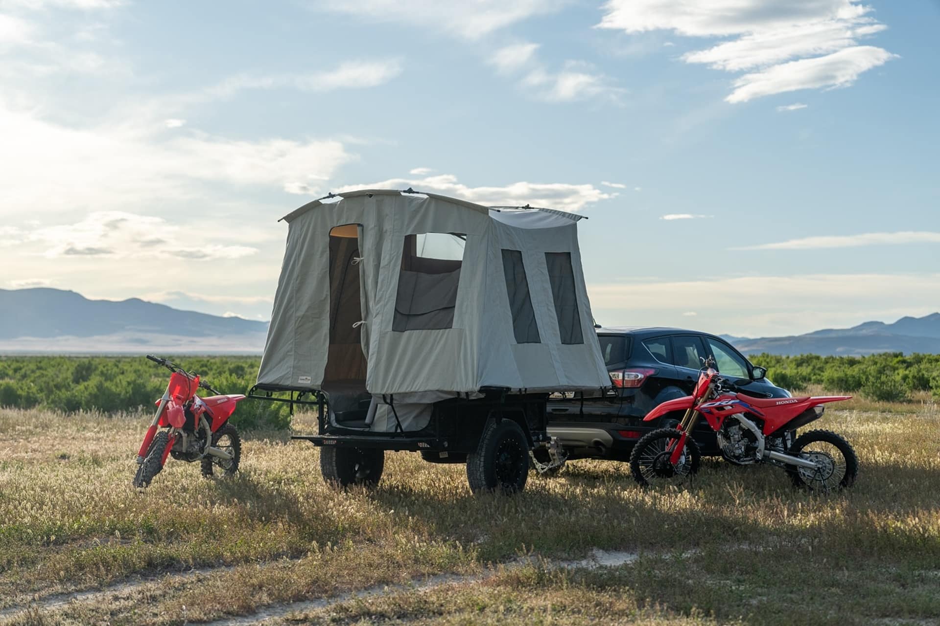 Jumping Jack Trailers podría tener el remolque definitivo que estabas buscando para poder acampar y llevar tu moto contigo