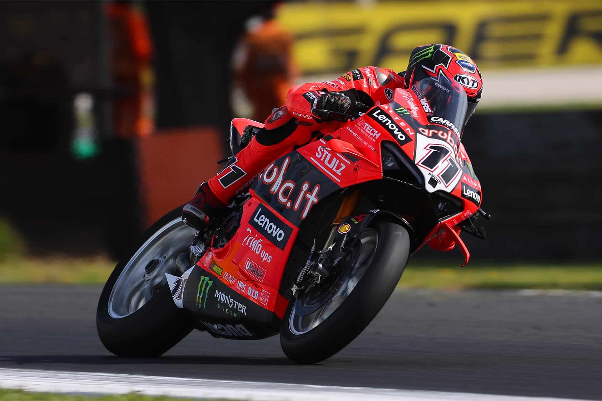 Superbike Australia 2025: Bulega arrasa con todo y con todos