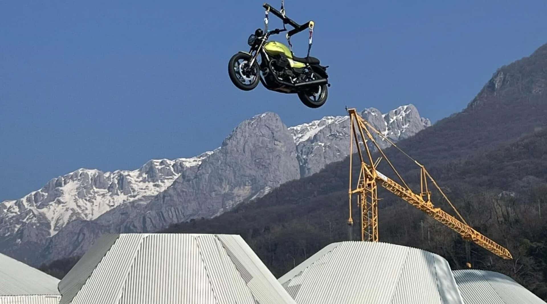 Una Moto Guzzi V7 Sport sobrevuela las instalaciones de la marca en Mandello del Lario