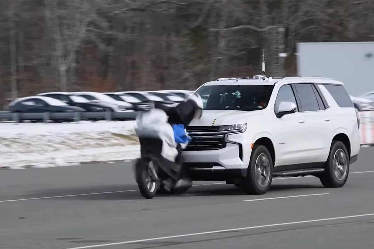 Muchos sistemas avanzados de ayuda a la conducción de los coches siguen sin detectar a las motos