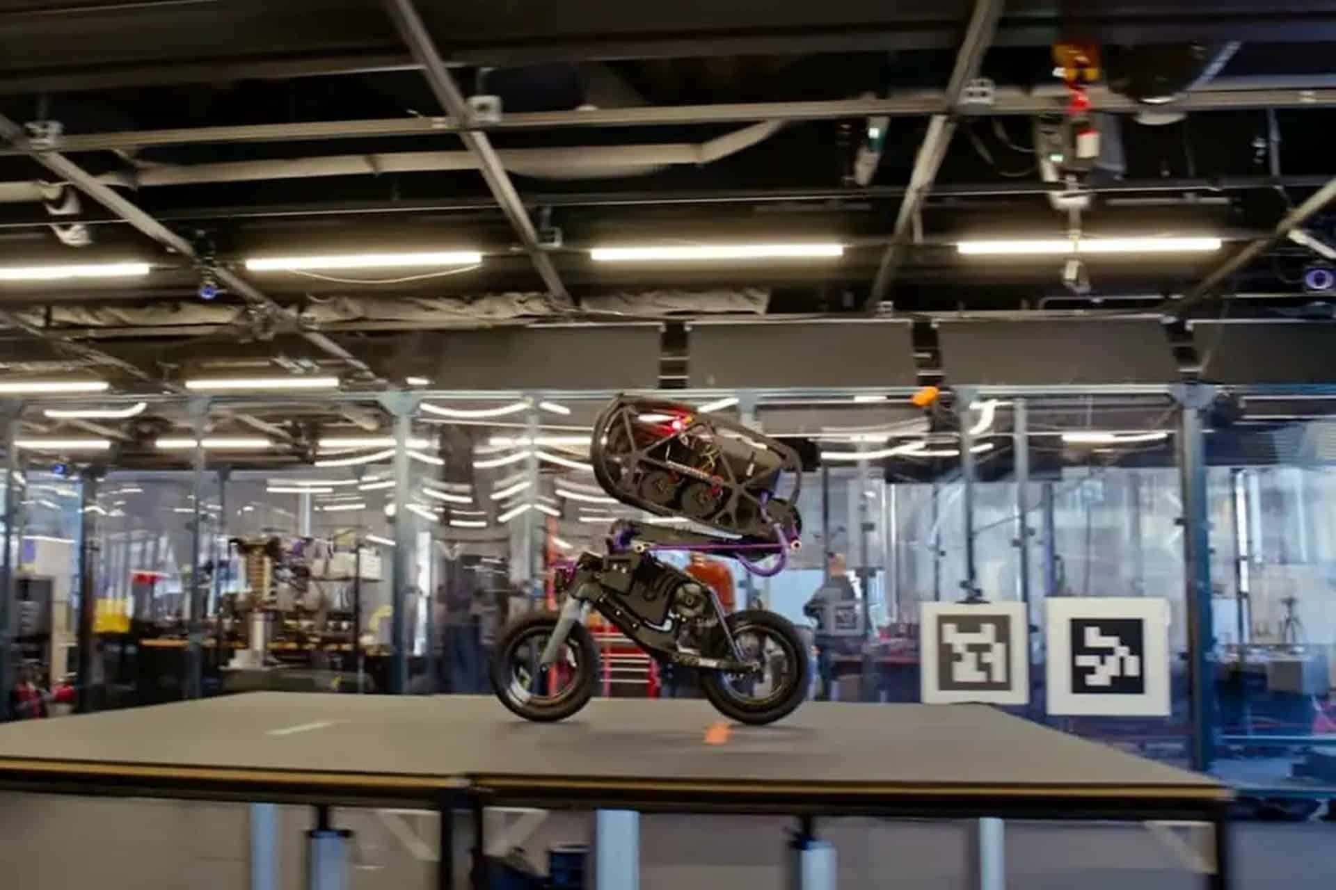 Así se entrena a un robot para que aprenda a hacer piruetas en moto