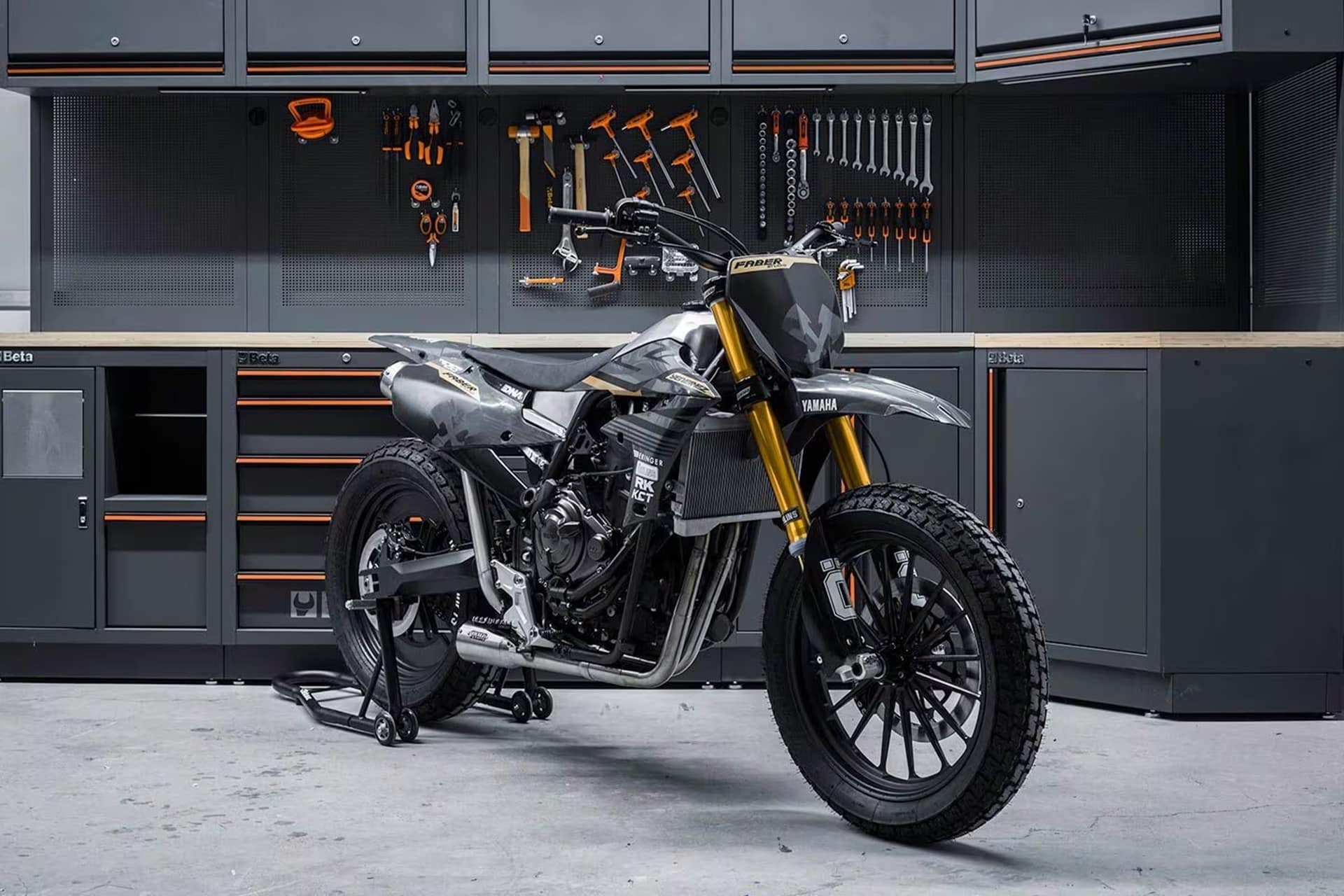 Yamaha Ténéré 700 by Rough Crafts: Mutación de ADV a Flat Tracker