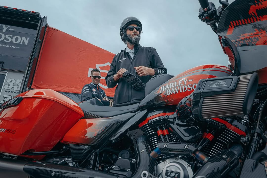 Keanu Reeves su sube a una de las exclusivas Harley-Davidson CVO Road Glide RR