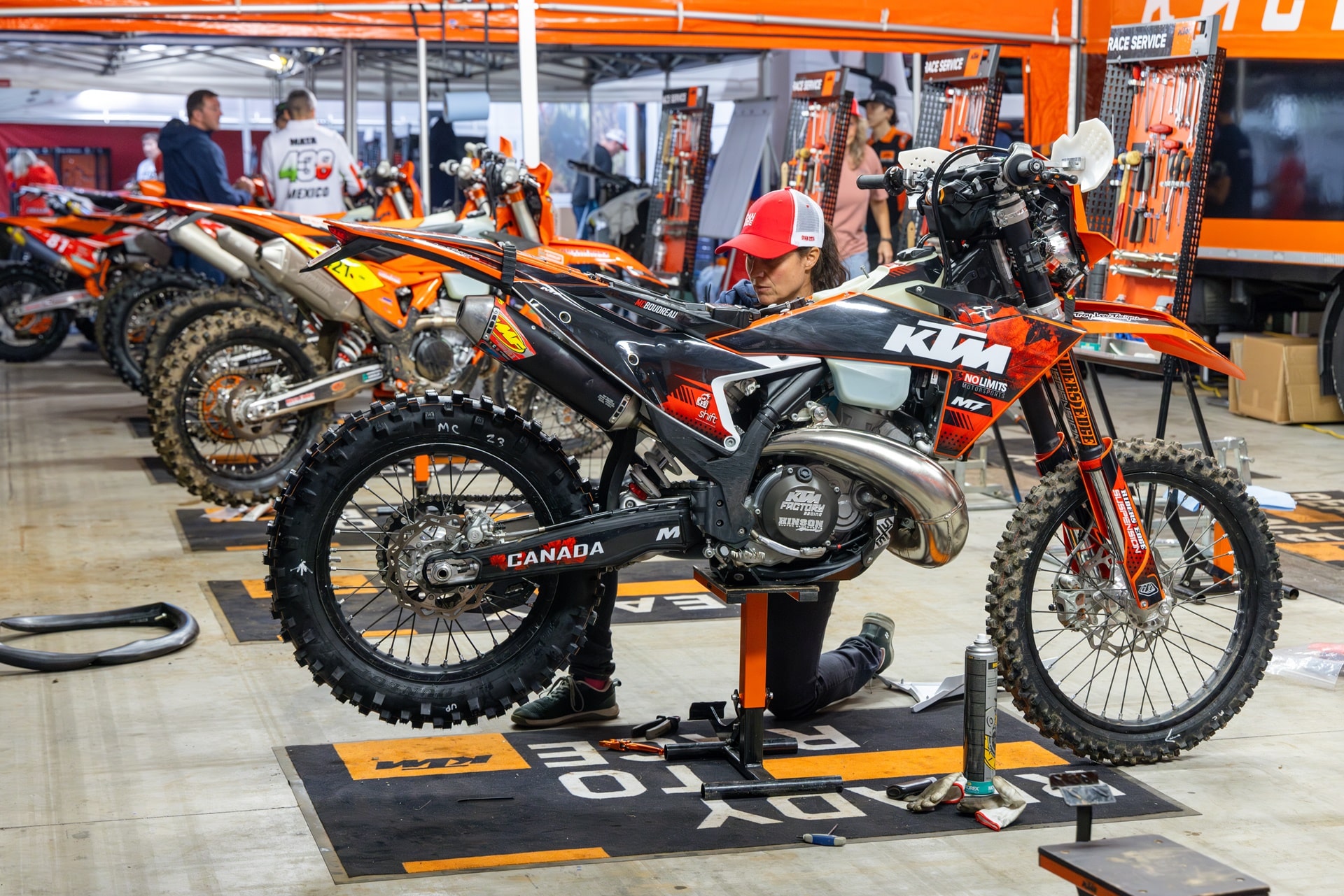 KTM y Husqvarna confirman sus packs de asistencia para clientes en los 6 DÍAS internacionales de enduro 2025