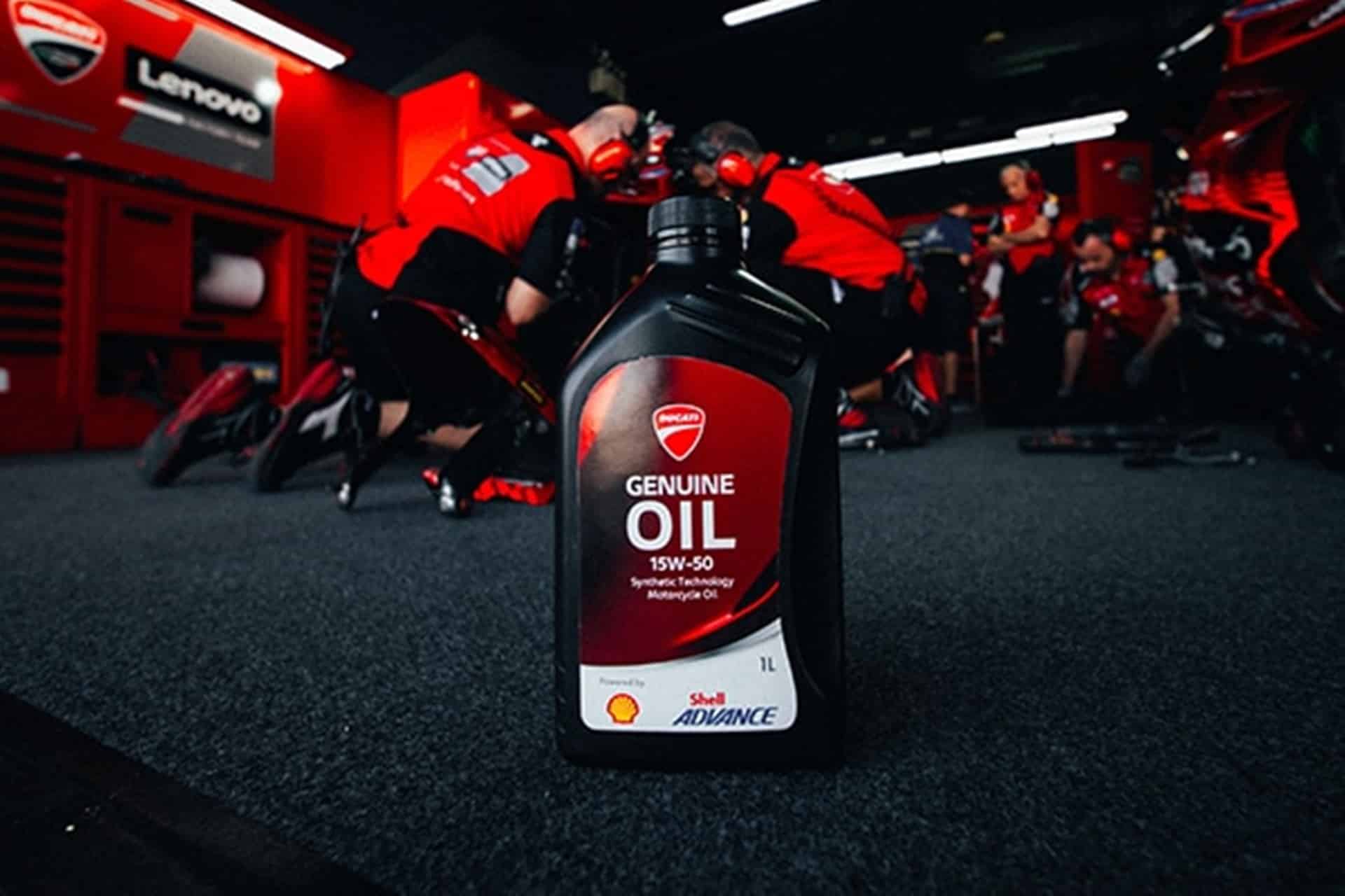 Ducati Genuine Oil Powered by Shell Advance: El primer lubricante de la historia con una fórmula específica para los motores de Borgo Panigale