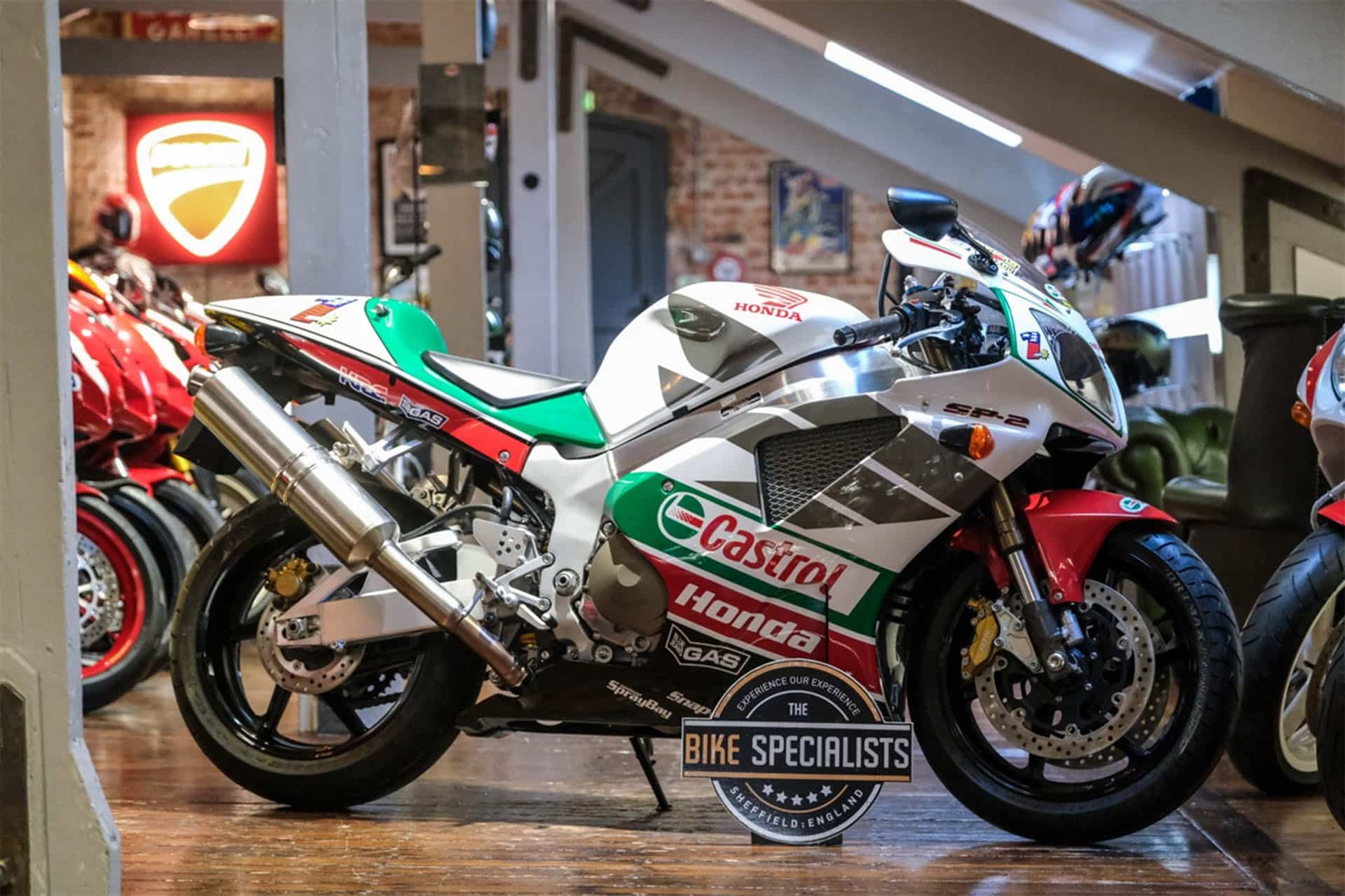 ¿Te acuerdas de la Honda VTR1000 SP1 Castrol de Colin Edwards? Pues una réplica está a la venta