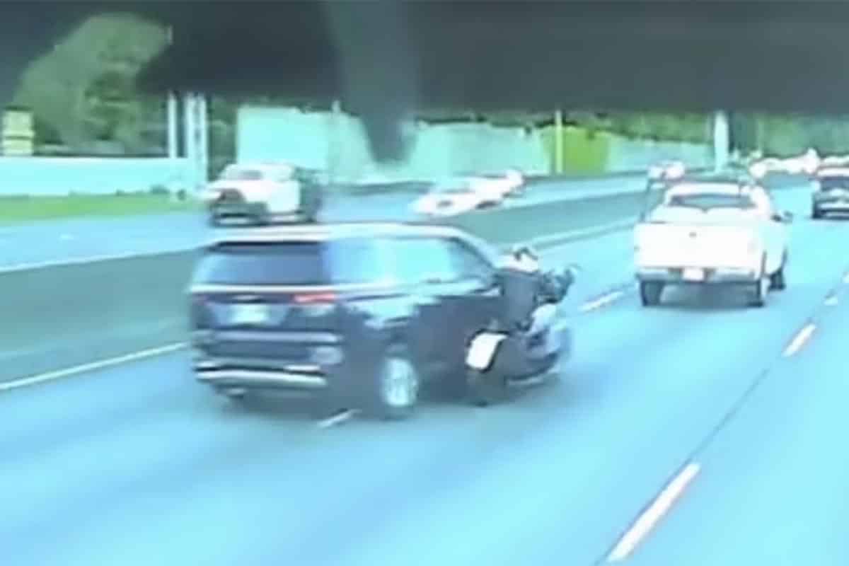 Arroya a un motorista en plena autopista de manera intencionada y luego huye (pero le han pillado)