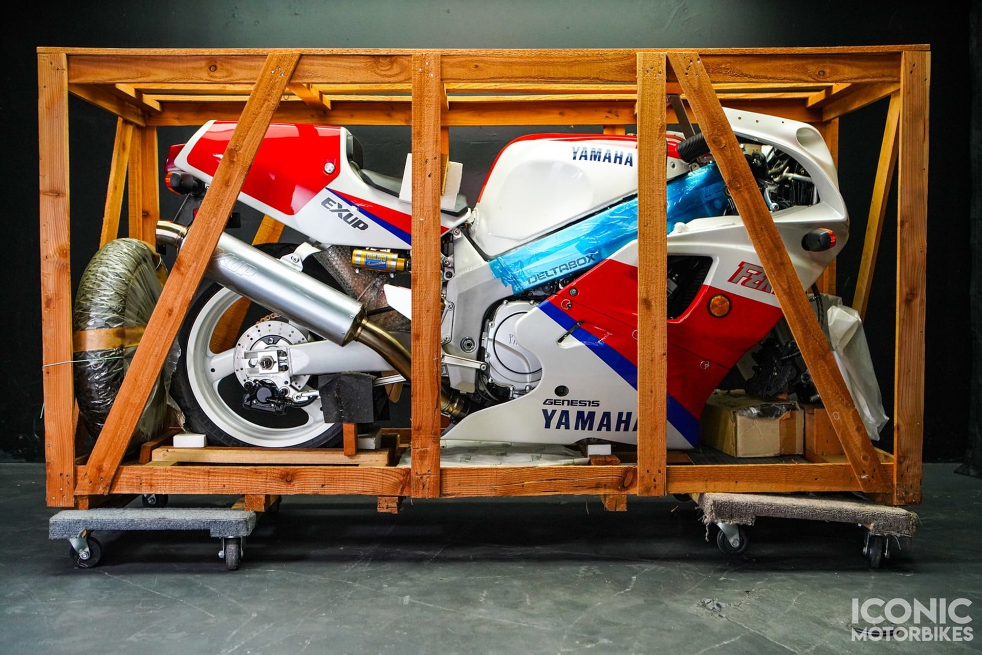 Motos de ensueño a la venta: Yamaha FZR750R OW-01 de 1990 a estrenar