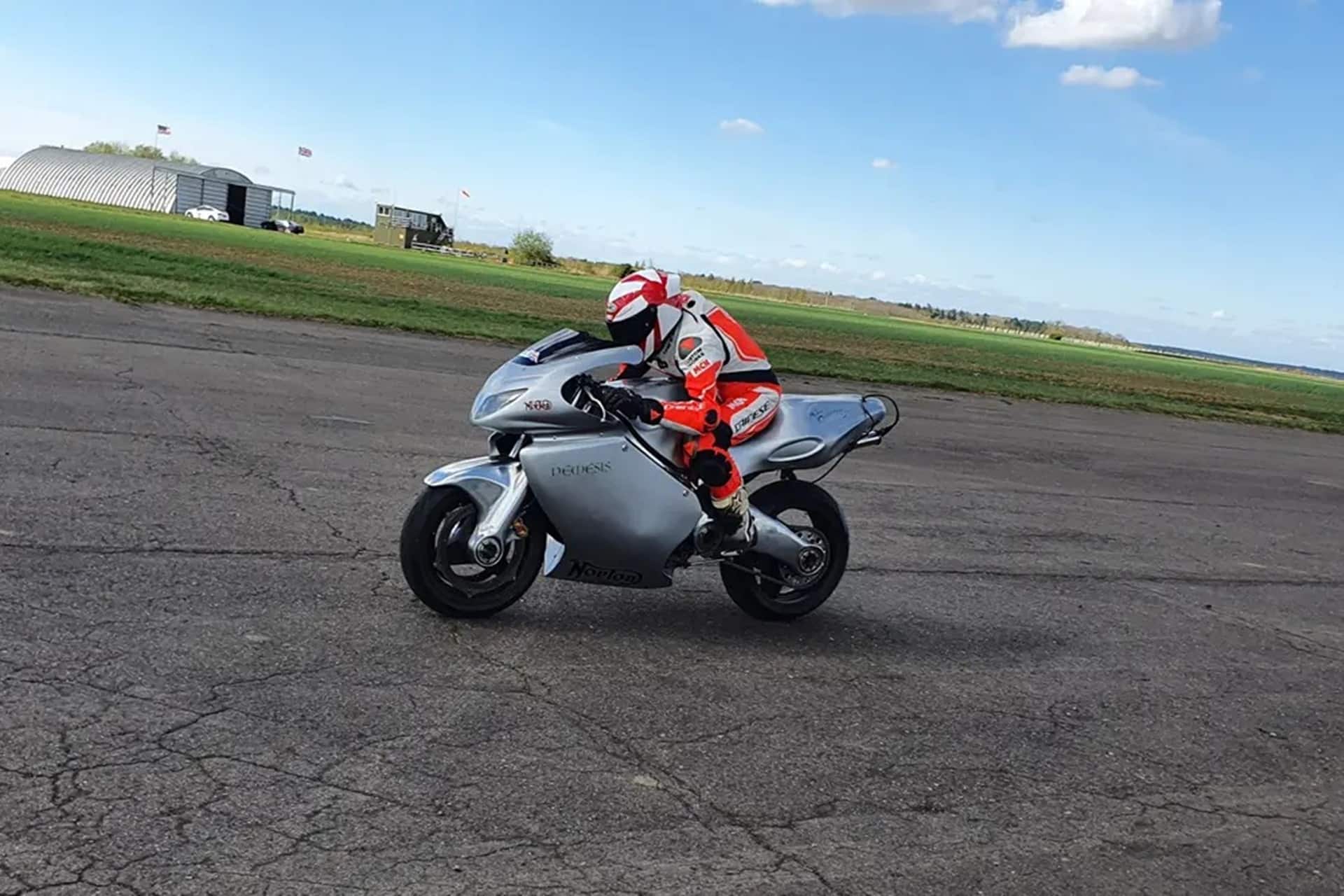 La Norton Némesis V8 vuelve a rodar en una pista tras ser sometida a una profunda restauración