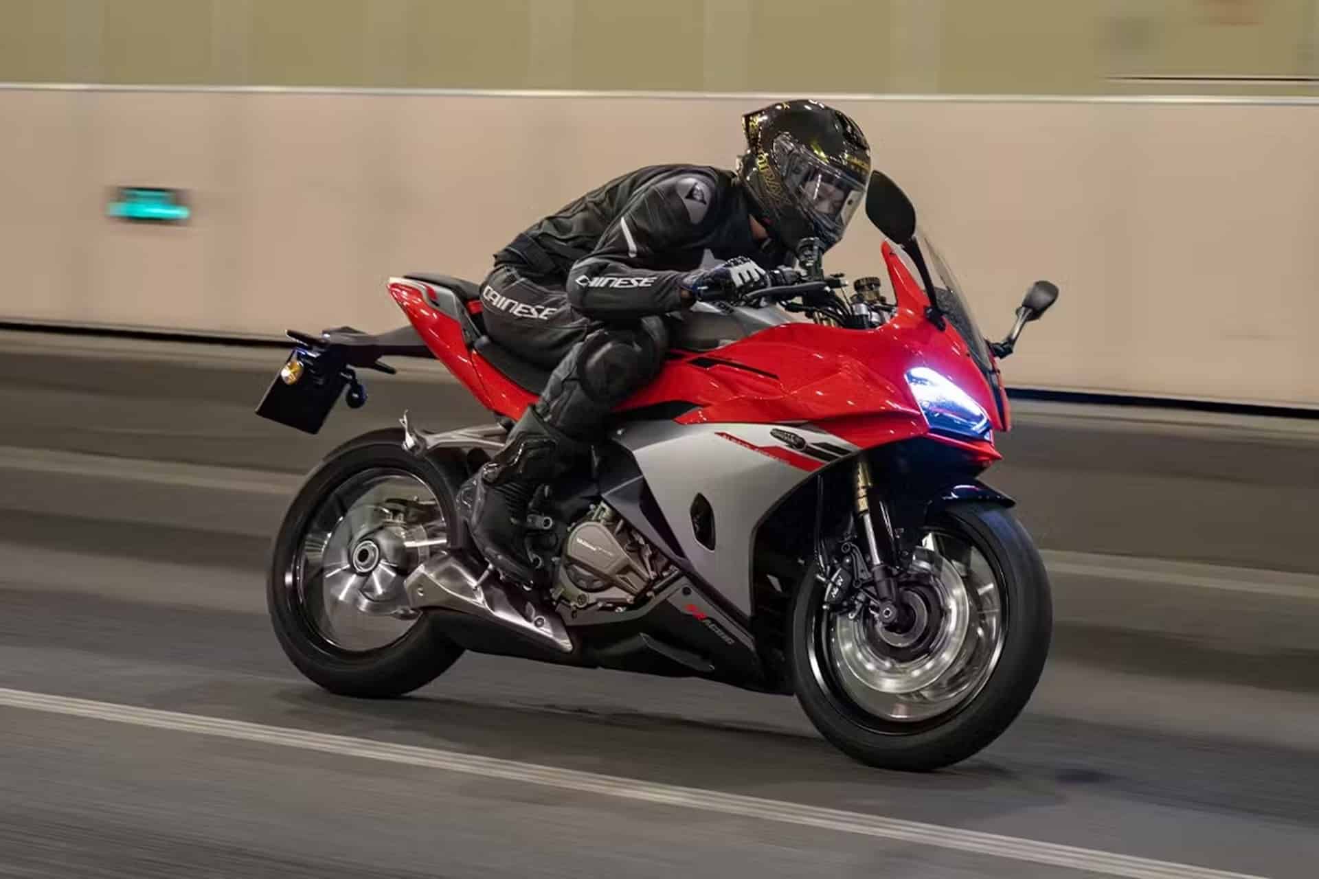 新的QJMotor SRK 500 RA 2025：半病态变化，Monobrazo和Mantymation A2