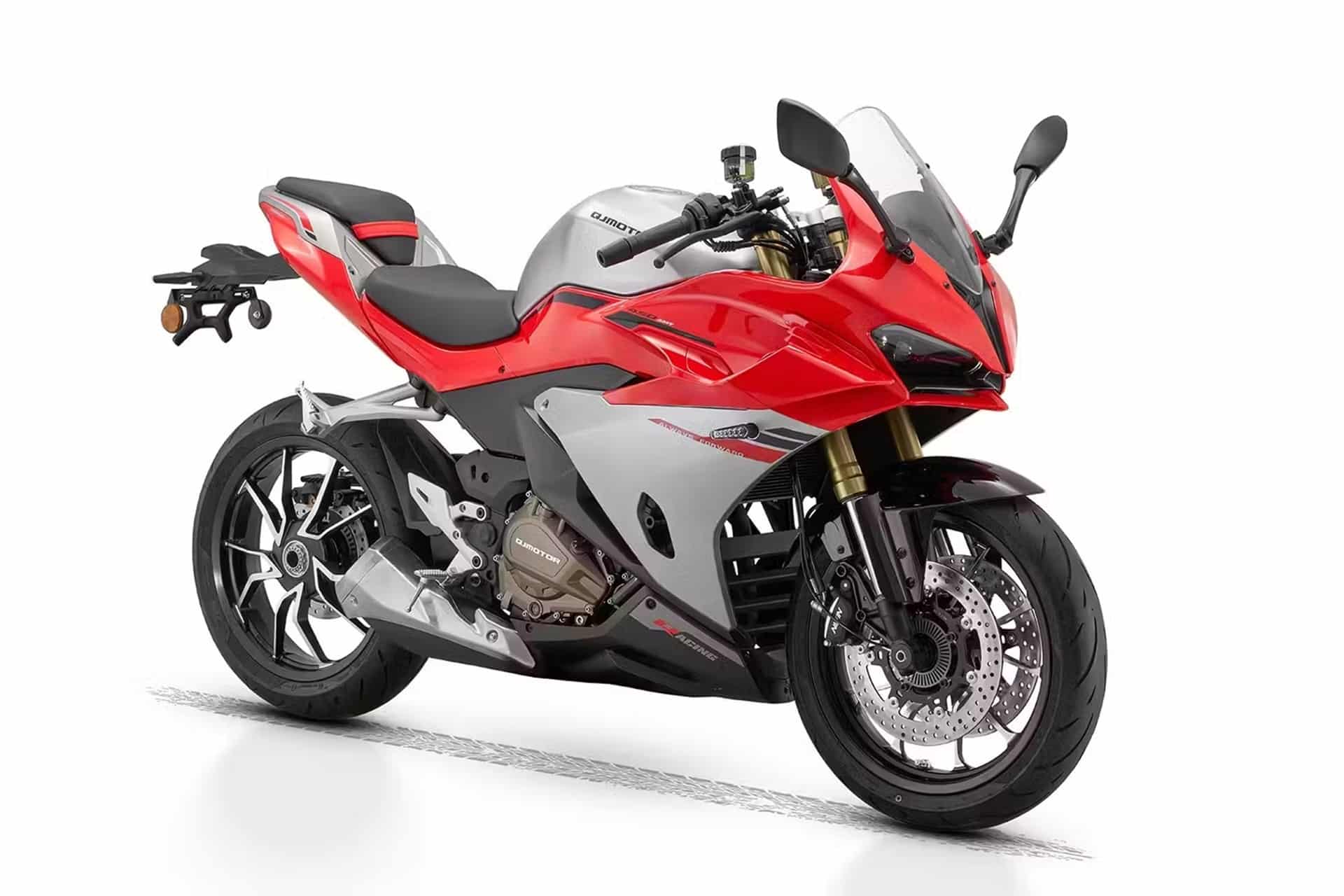 Nueva QJMotor SRK 500 RA 2025: Cambio semiautomático, basculante monobrazo y homologación A2
