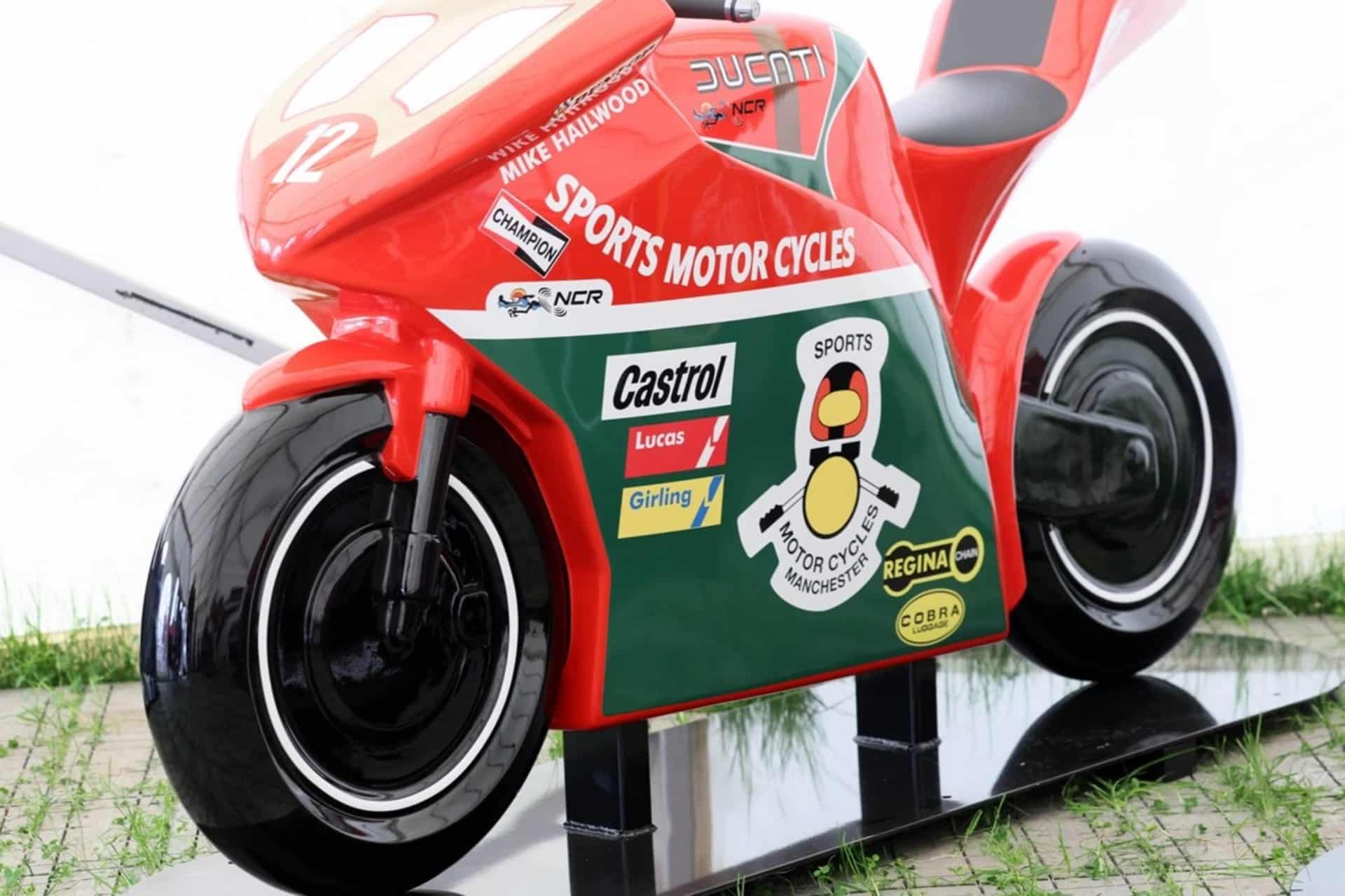 旅游奖杯和曼宁癌支持小组雕塑