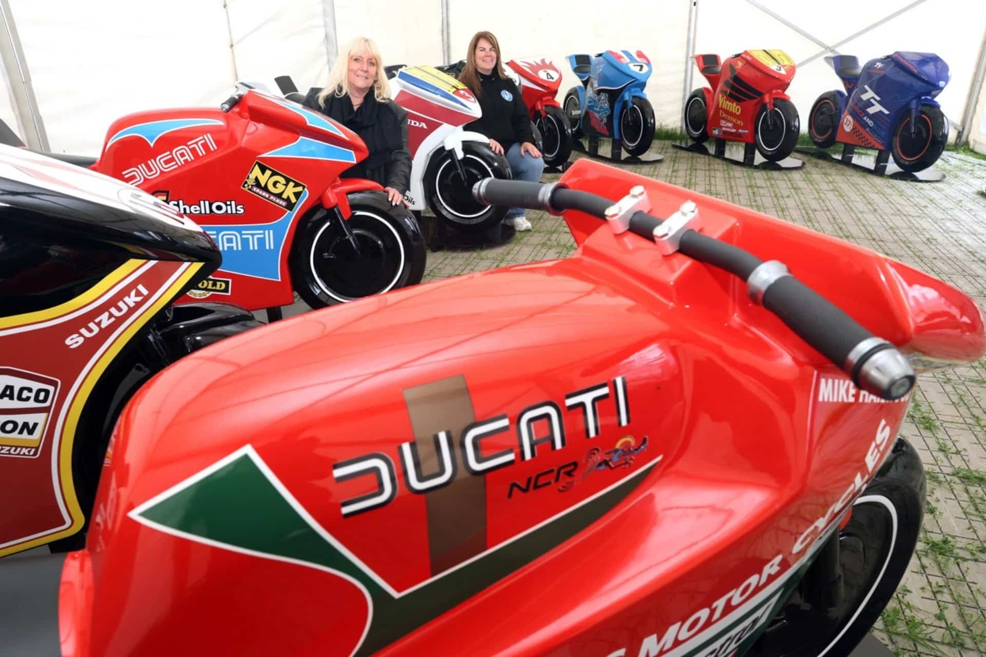 旅游奖杯和曼宁癌支持小组雕塑