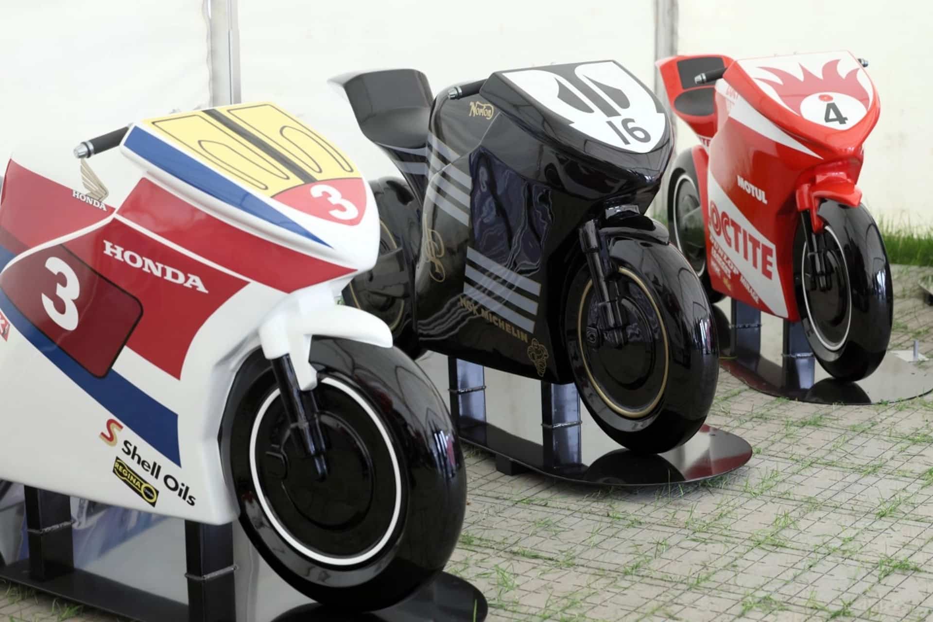 Esculturas del Tourist Trophy y Mannin Cancers Support Group