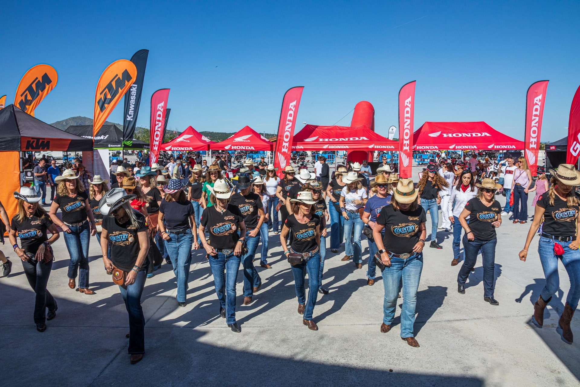 马德里2025年的冒险经验：第三版的摩托车和旅行明星