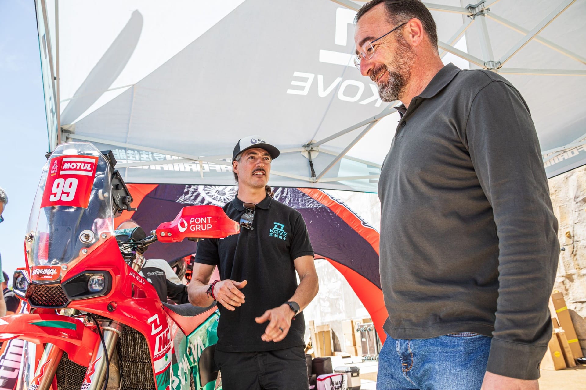 马德里2025年的冒险经验：第三版的摩托车和旅行明星