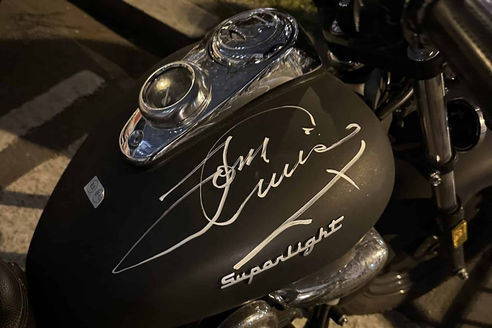 Sale a subasta una Keeway Superlight 125 firmada por Tom Cruise