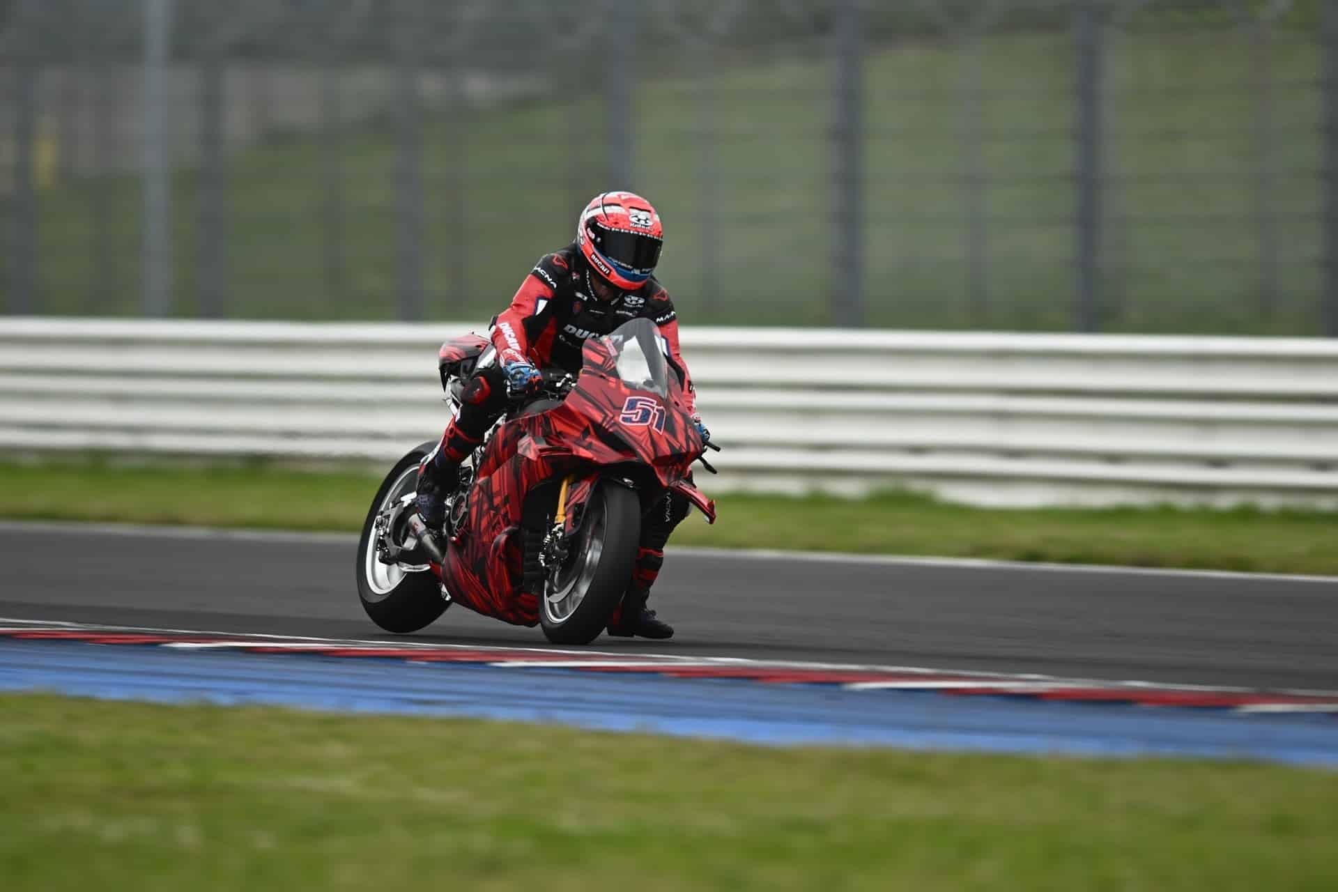 Ducati aprovecha el test de Misano para testar su Panigale V4 R 2026 con Michele Pirro a los mandos