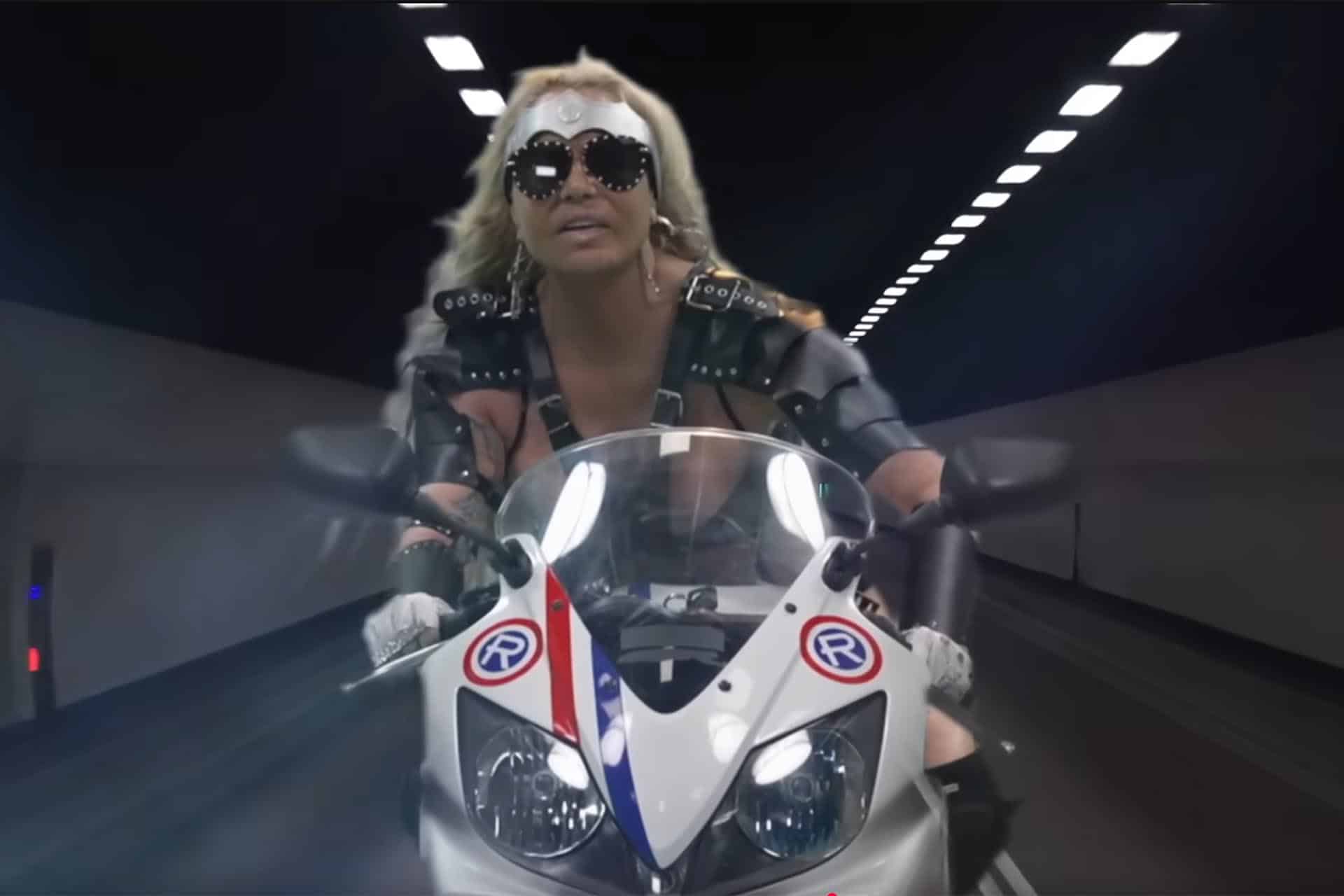 De monja a motera desatada, el último vídeo de Leticia Sabater con una CBR Repsol como coprotagonista