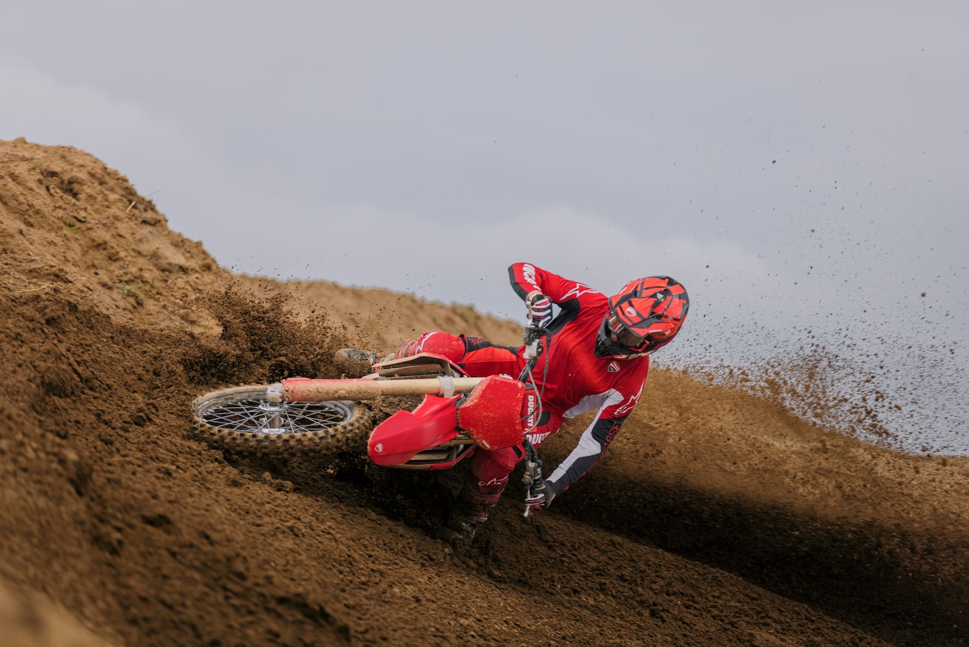 新越野摩托车型杜卡迪模型的生产开始生产新的Demo450 MX