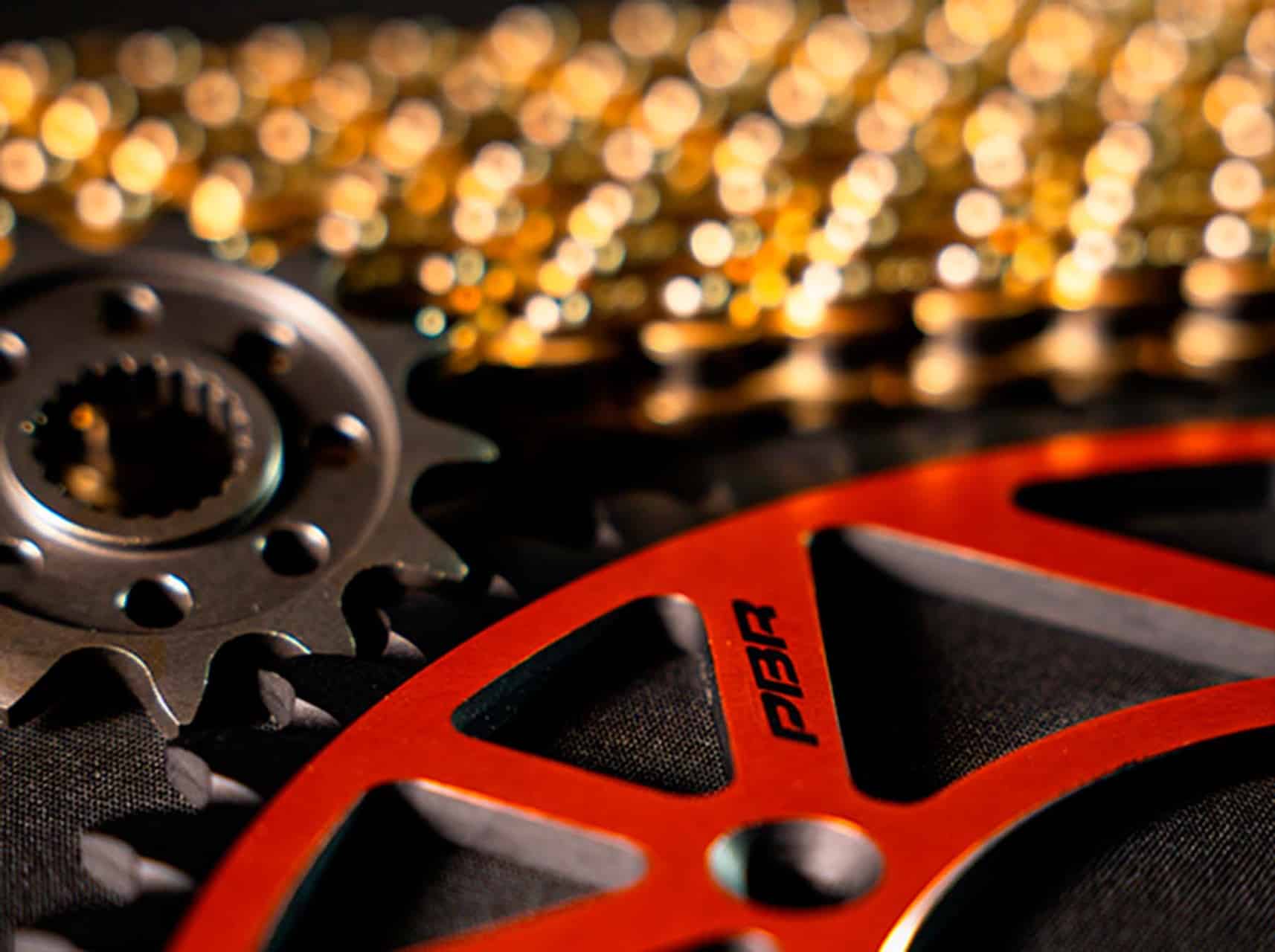 Kits de transmisión EK Chain + PBR: Alto rendimiento para todo tipo de motos