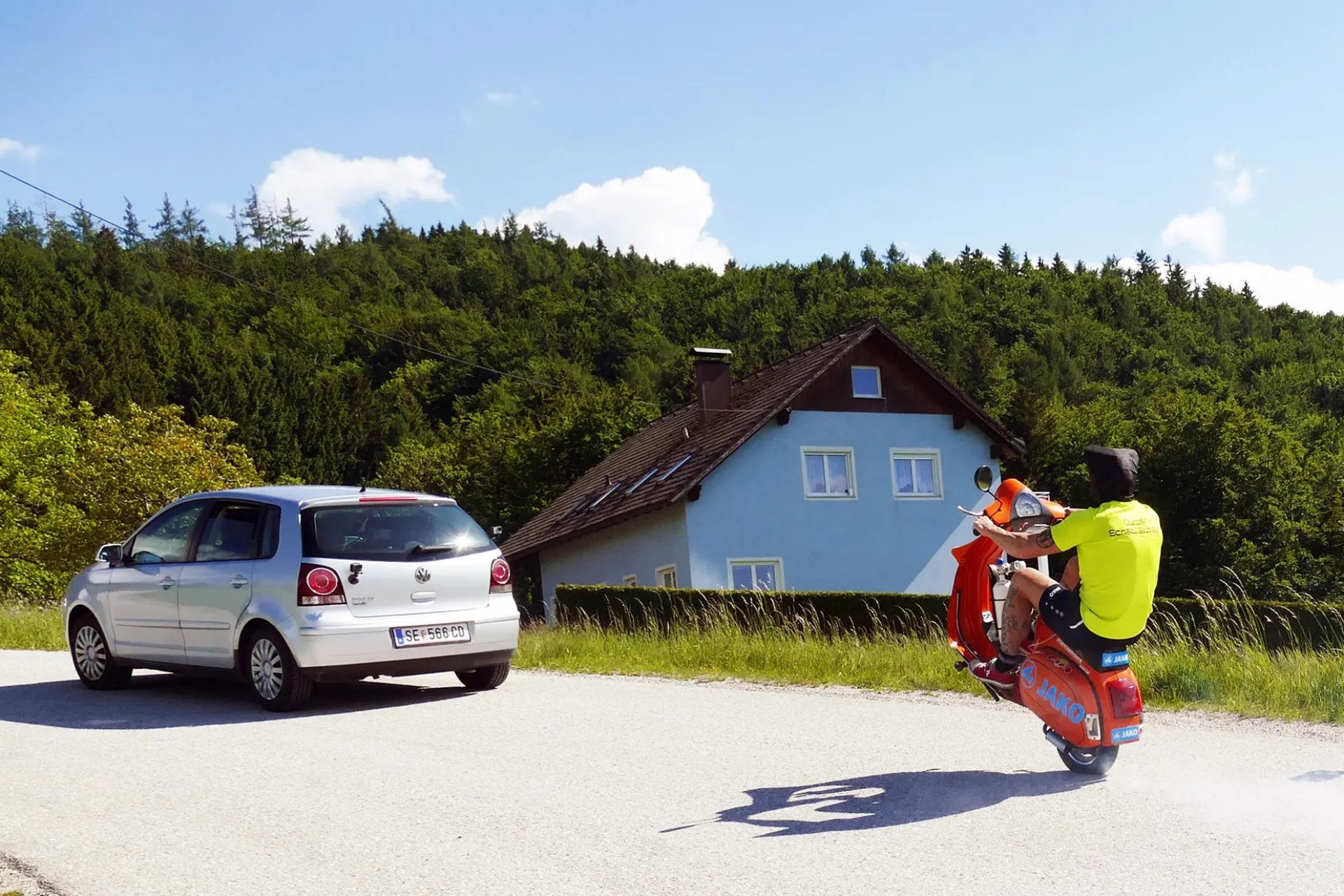 GünterSchachermayr在他的Vespa中