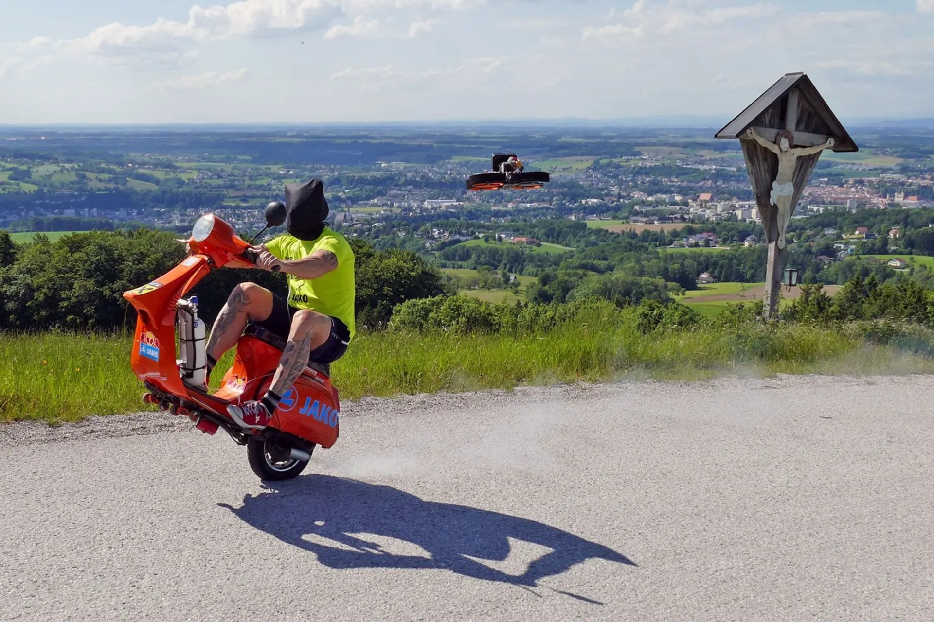 GünterSchachermayr在他的Vespa中