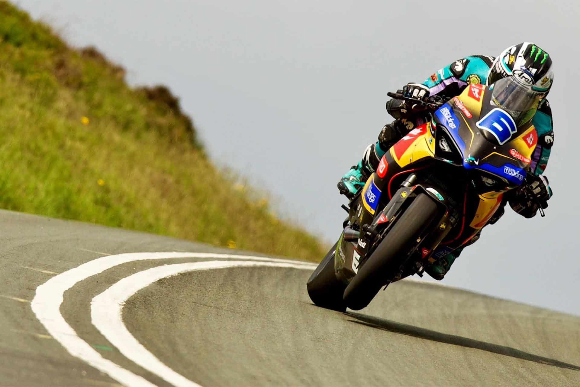 IOMT TT 2025: Michael Dunlop suma y sigue, se lleva la segunda victoria de Supersport