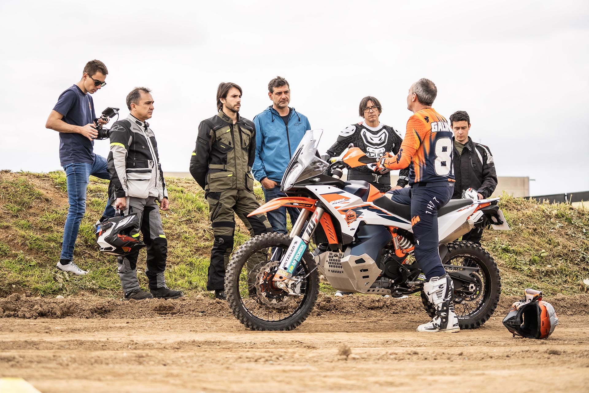 KTM y Xavi Galindo juntos para conseguir que mejores tu dominio de la moto