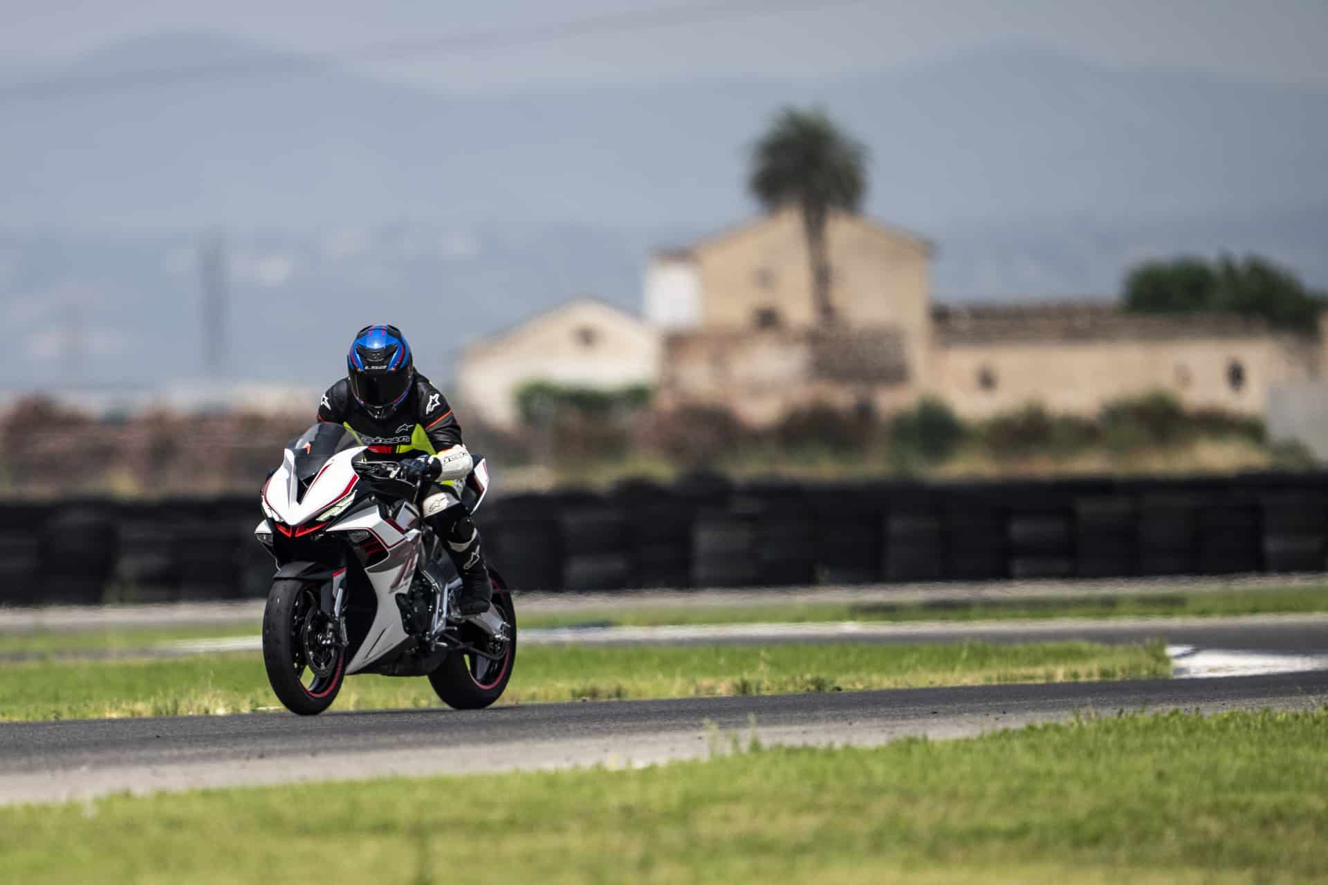 测试Zontes 703 RR 2025