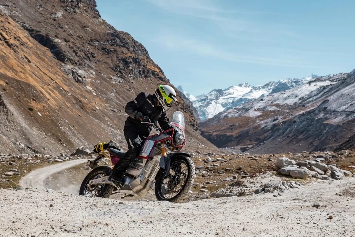 Sendas mulas de prueba de la futura Himalayan eléctrica se dejan ver por las carreteras de India