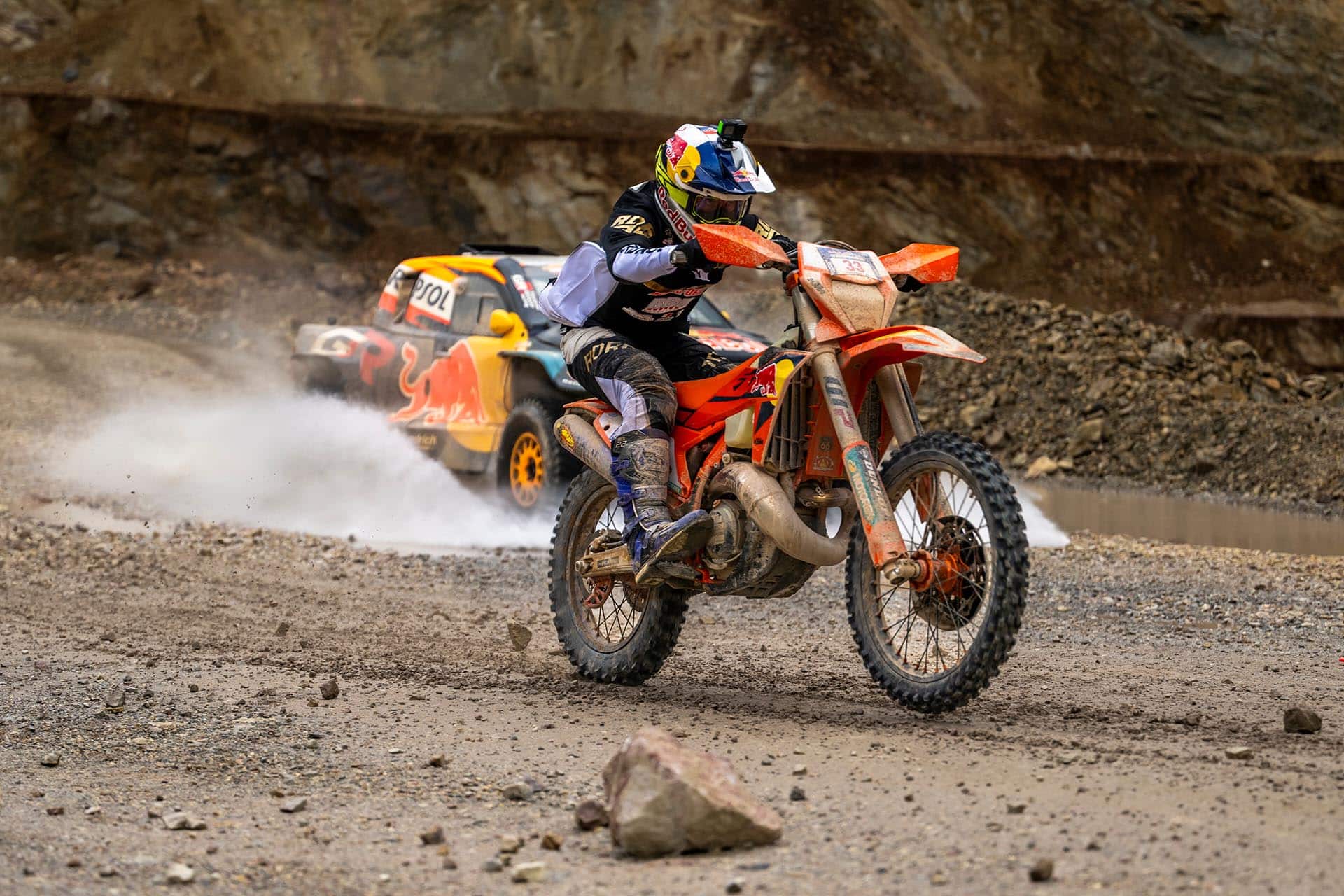 Un coche del Dakar frente a una moto de enduro extremo en Erzberg. Coge palomitas y disfruta