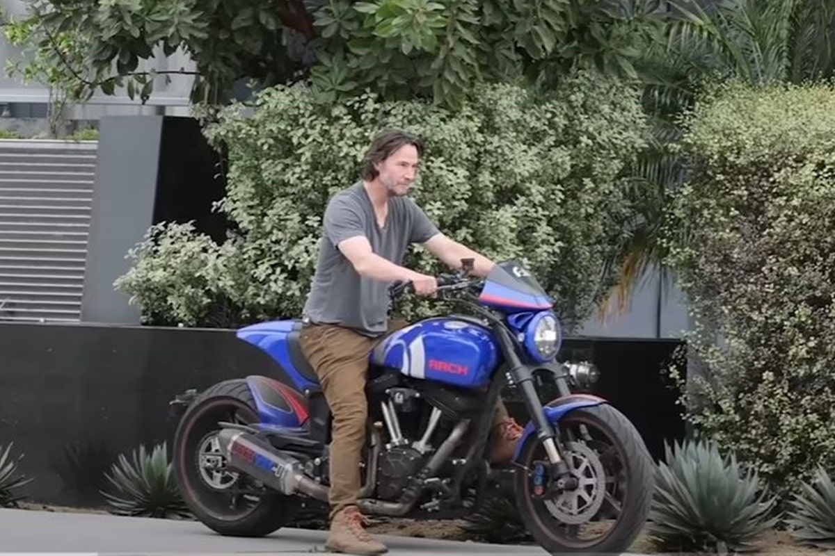 基努·里夫斯（Keanu Reeves）教您如果将摩托车扔到地上，应该采取什么态度