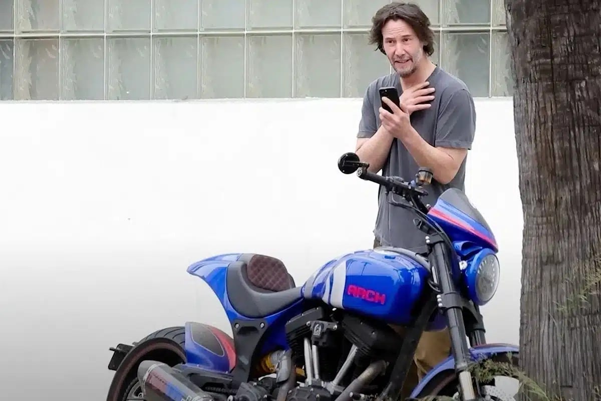 Keanu Reeves te enseña que actitud debes adoptar si te tiran la moto al suelo