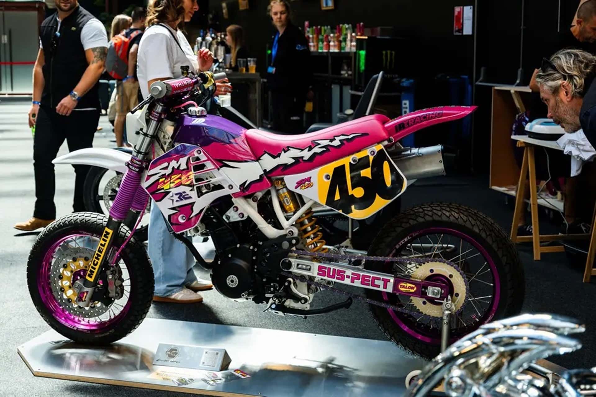 SM450 Urban Guerrilla: Como convertir una naked neo-retro en una llamativa y colorida supermotard