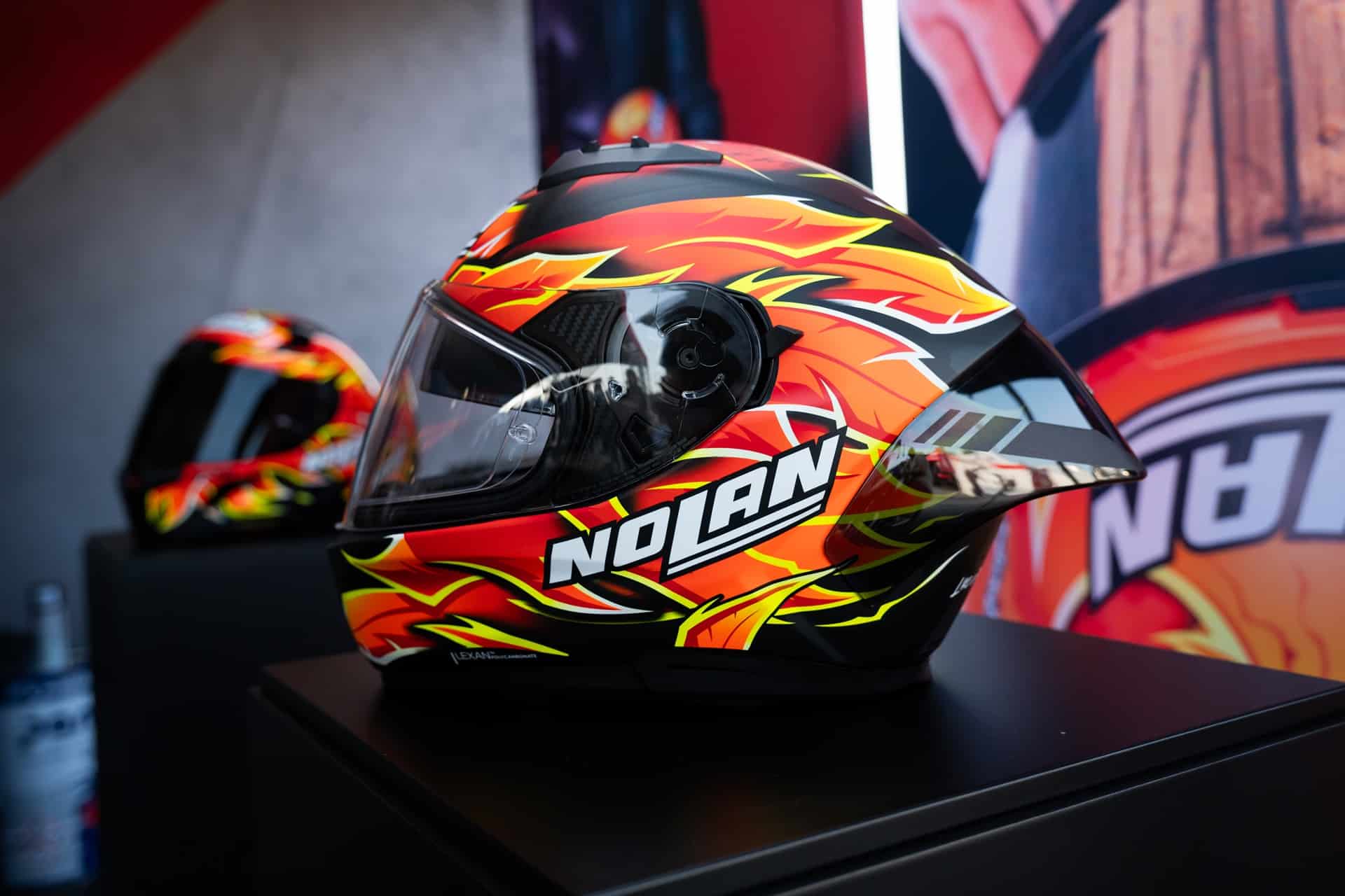 诺兰（Nolan）并用Andrea Iannone看WSBK 2025的图形呈现其新的复制头盔