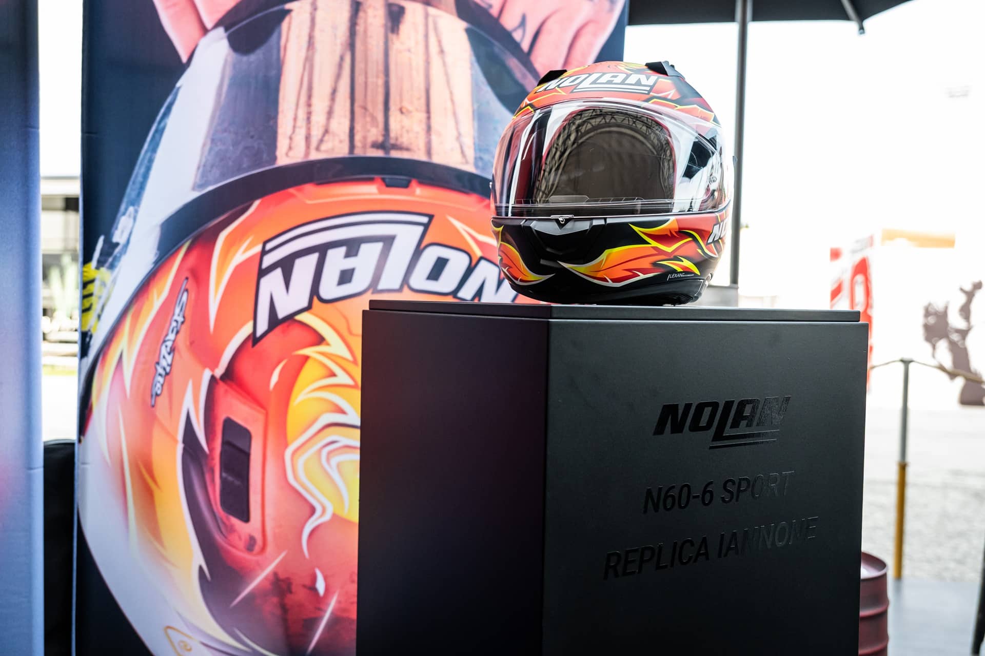 诺兰（Nolan）并用Andrea Iannone看WSBK 2025的图形呈现其新的复制头盔